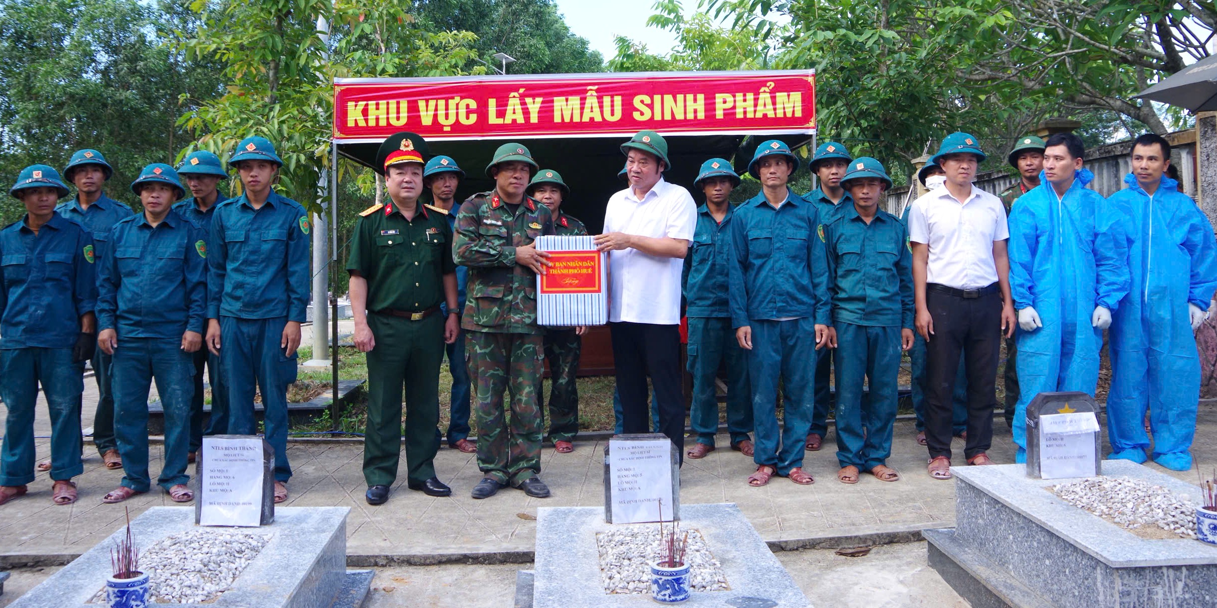 Lãnh đạo TP Huế thăm, động viên lực lượng lấy mẫu sinh phẩm hài cốt liệt sĩ