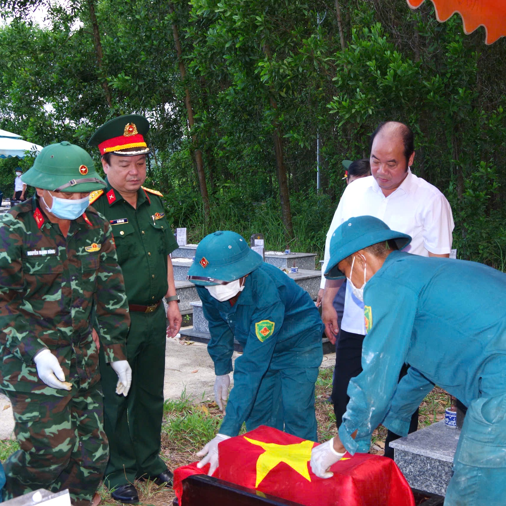 Lãnh đạo TP Huế thăm, động viên lực lượng lấy mẫu sinh phẩm hài cốt liệt sĩ