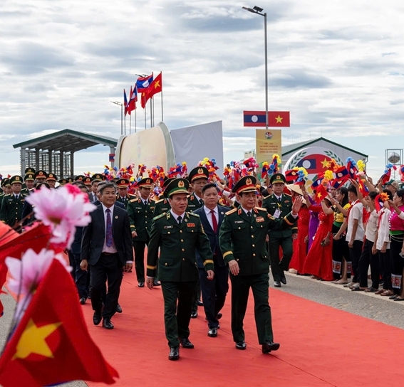 Đại tướng Phan Văn Giang dự các hoạt động Giao lưu quốc phòng biên giới tại Lào