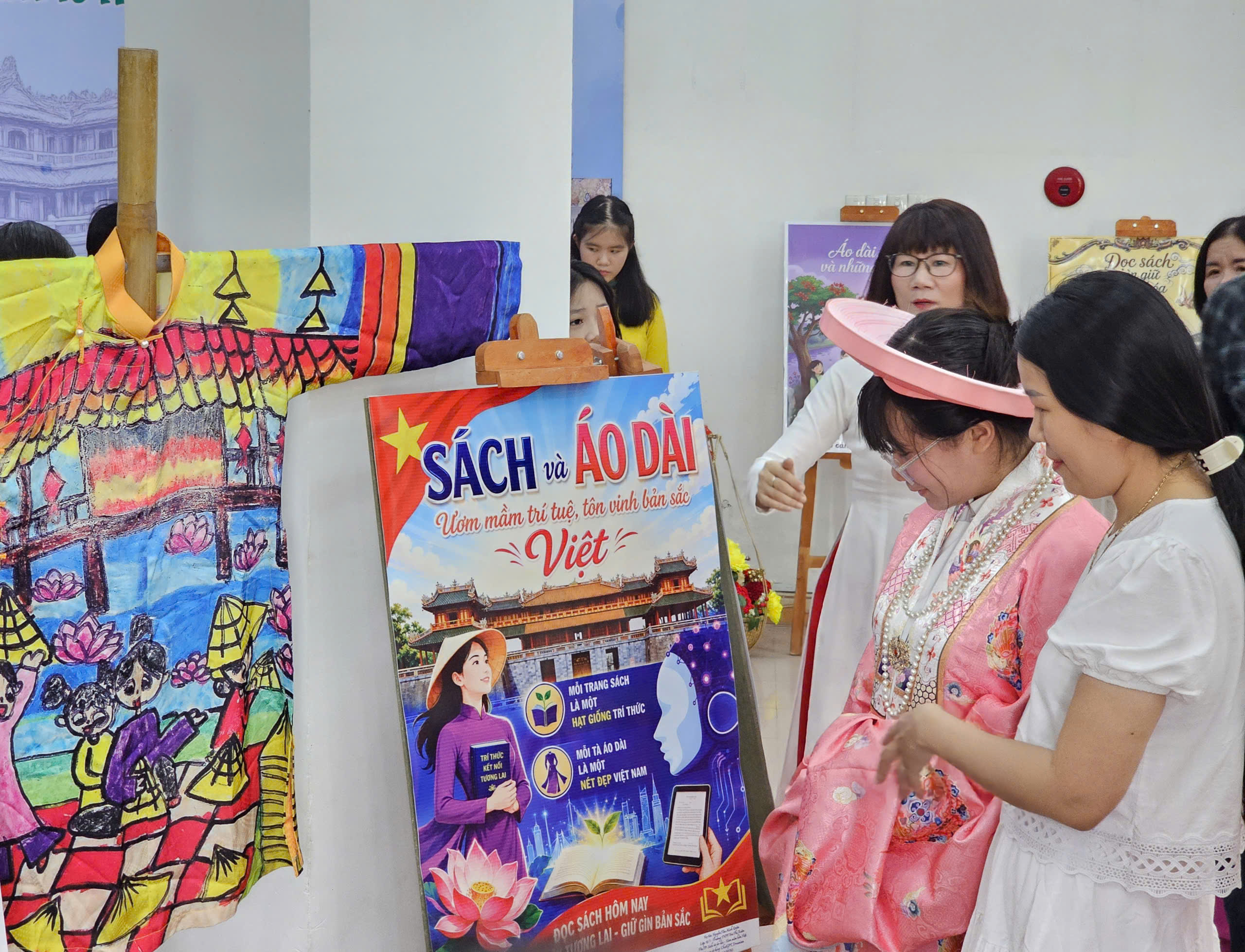 Triển lãm sách kết hợp áo dài
