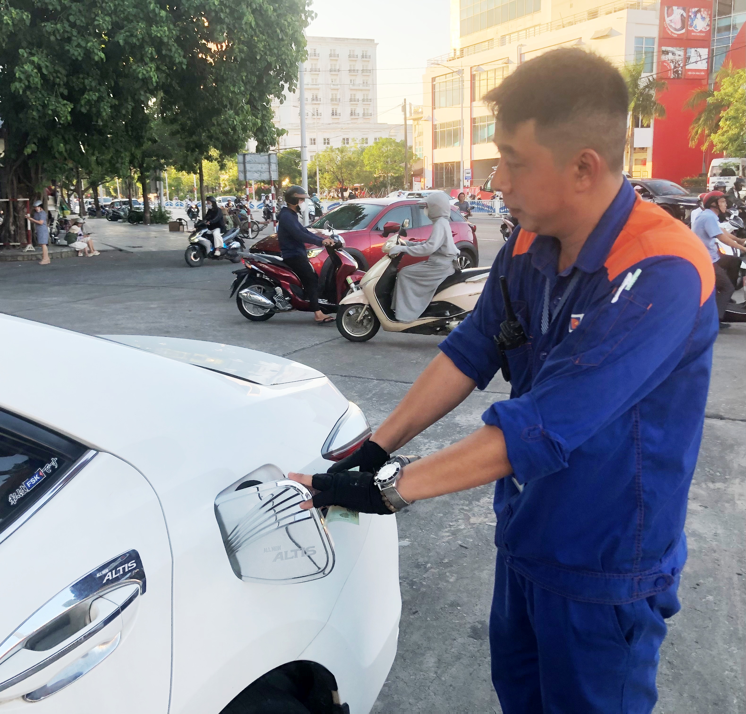 Giá xăng được điều chỉnh đồng loạt giảm