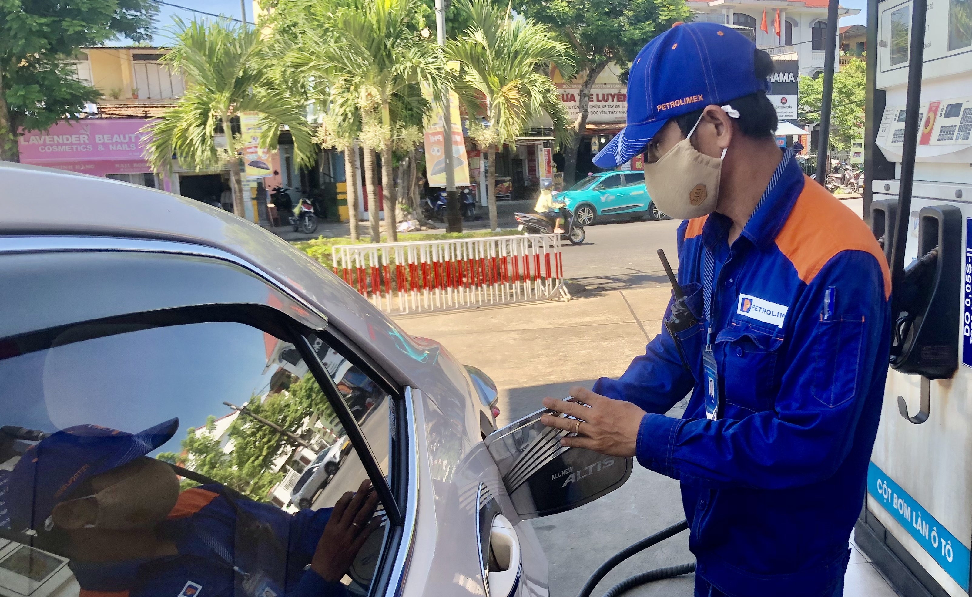 Giá xăng được điều chỉnh đồng loạt giảm