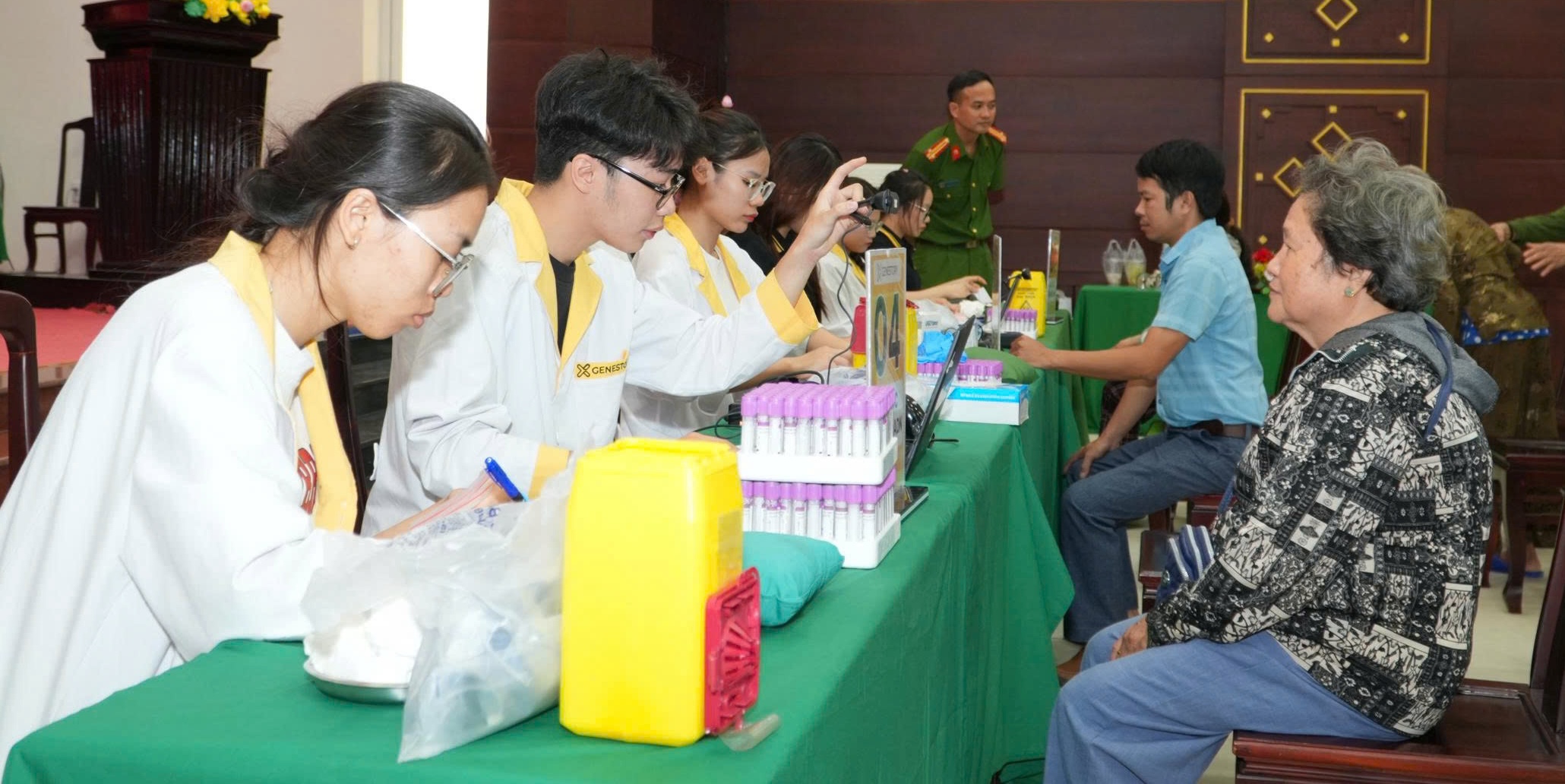 Thu nhận mẫu ADN cho 219 thân nhân liệt sĩ tại 5 xã phía nam thành phố Huế
