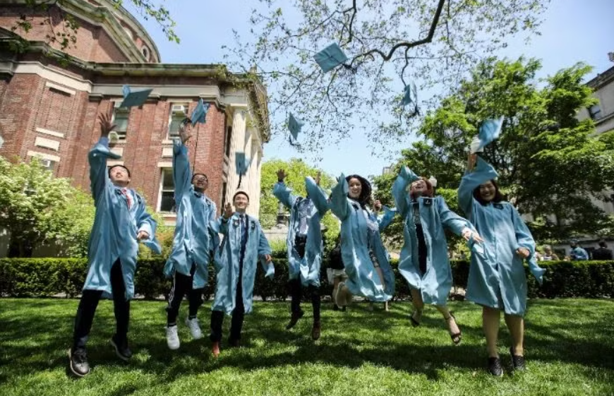 Chính sách siết nhập cư làm giảm mạnh lượng du học sinh đến Mỹ và Canada