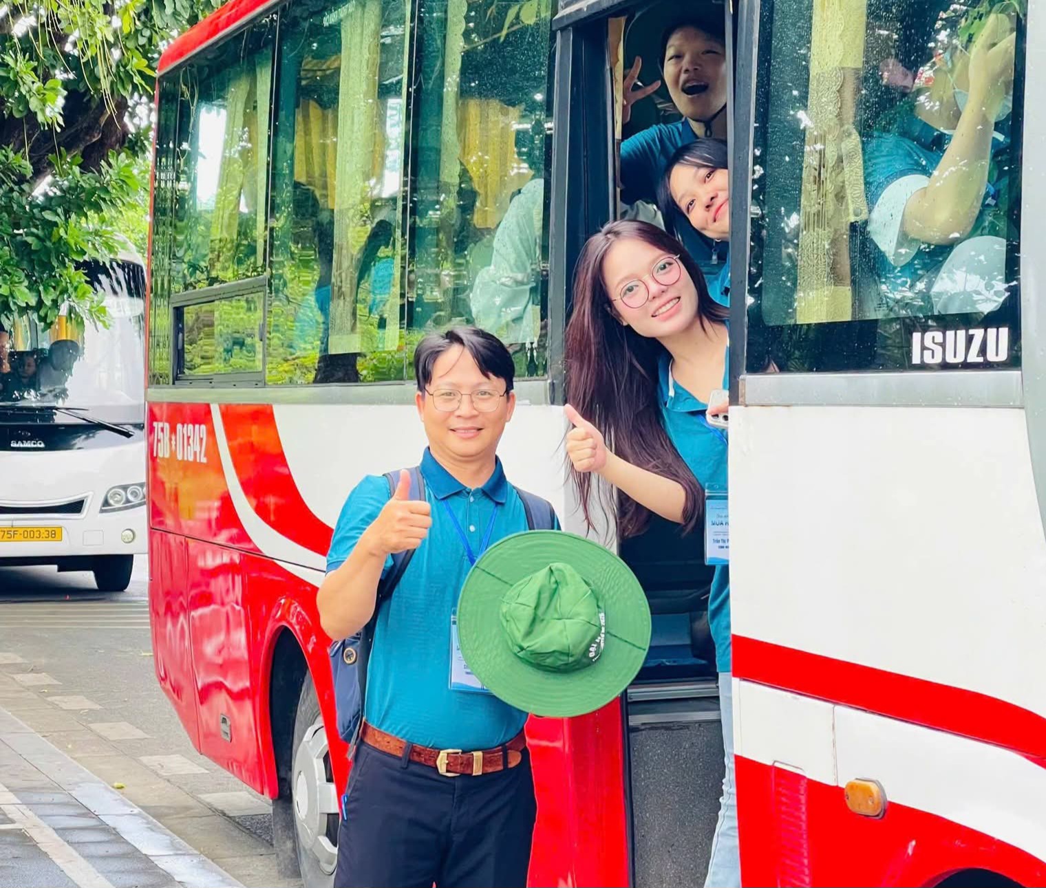 Sinh viên Trường Đại học Nghệ thuật tham gia Chiến dịch tình nguyện Mùa hè xanh