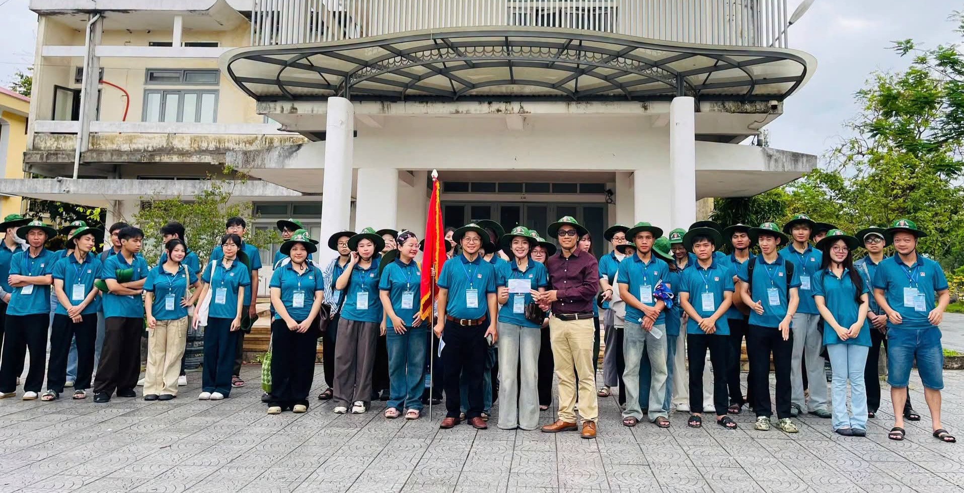 Sinh viên Trường Đại học Nghệ thuật tham gia Chiến dịch tình nguyện Mùa hè xanh