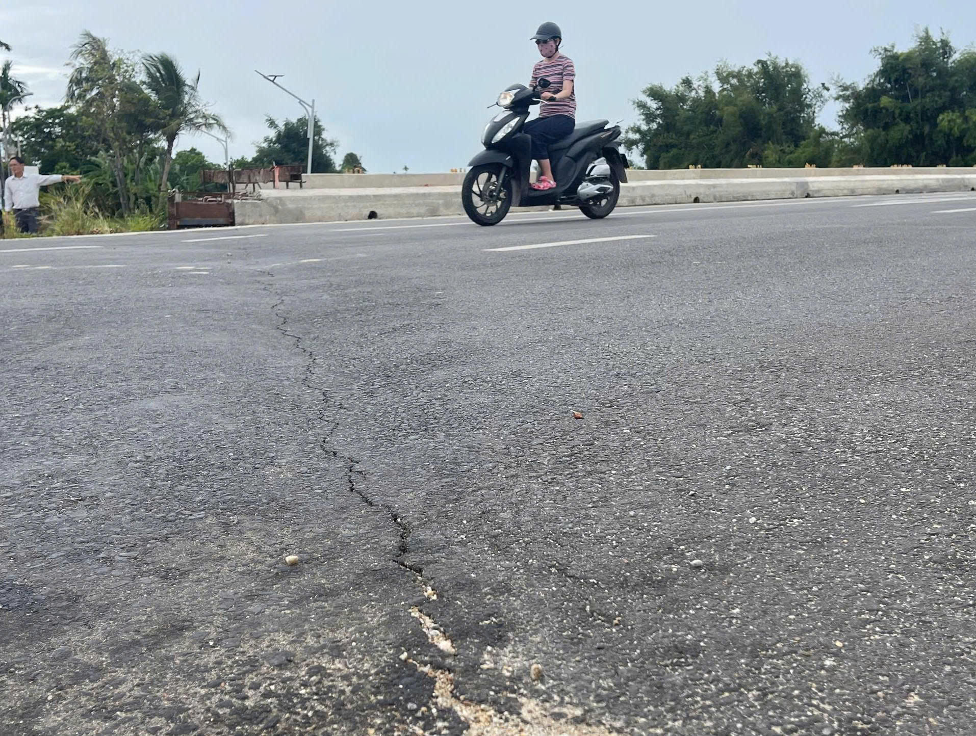 Mặt cầu Như Ý xuất hiện nhiều vết nứt, nhà thầu khẳng định không ảnh hưởng chất lượng công trình