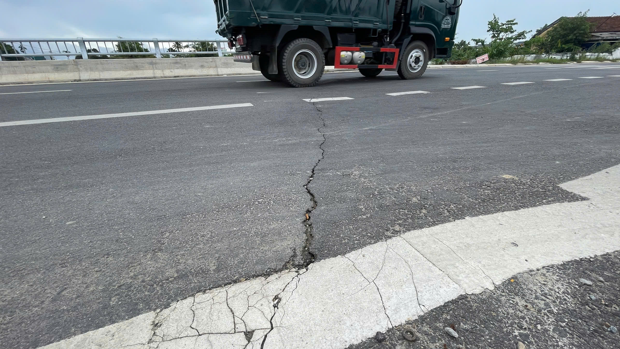 Mặt cầu Như Ý xuất hiện nhiều vết nứt, nhà thầu khẳng định không ảnh hưởng chất lượng công trình
