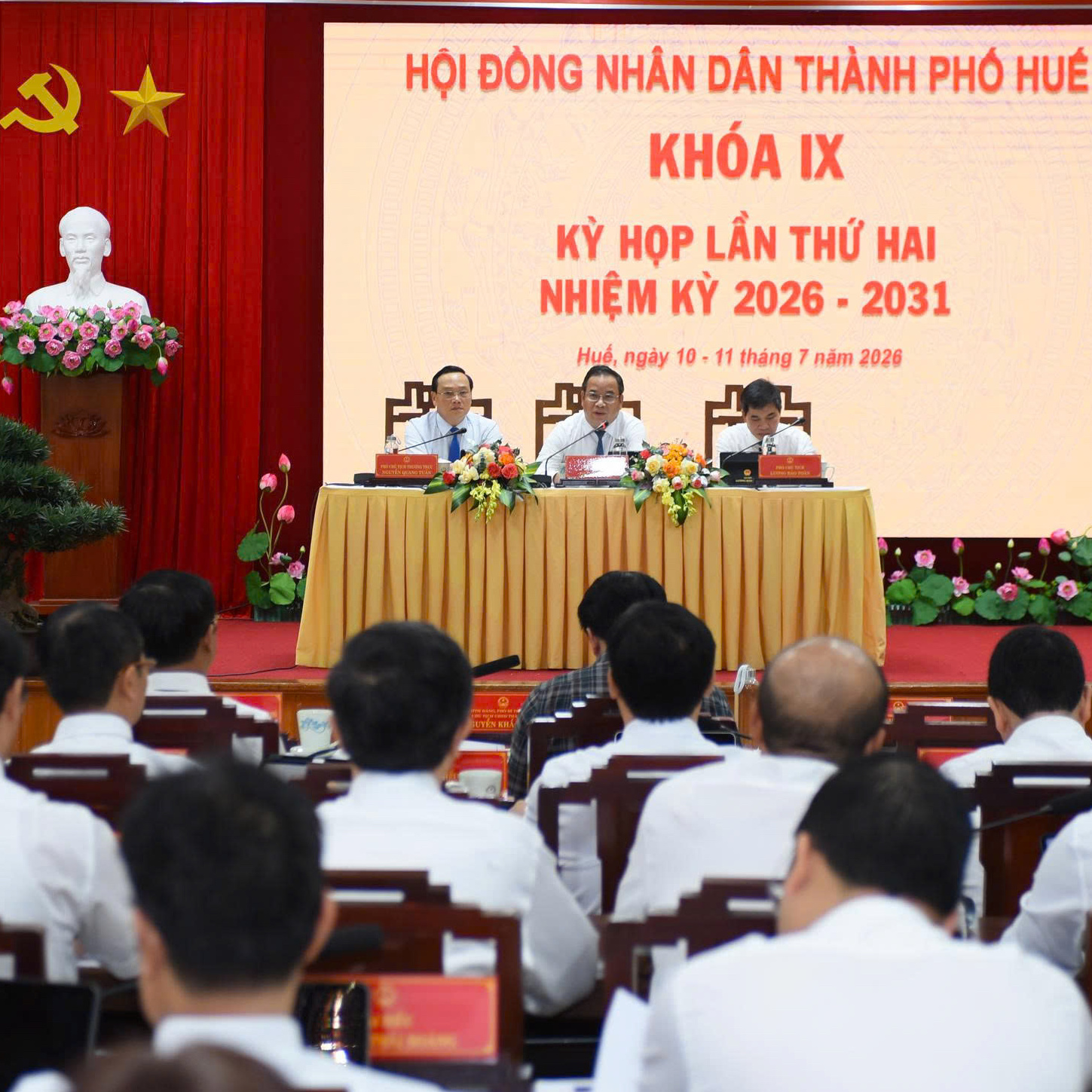 Phiên chất vấn với nhiều nội dung quan trọng