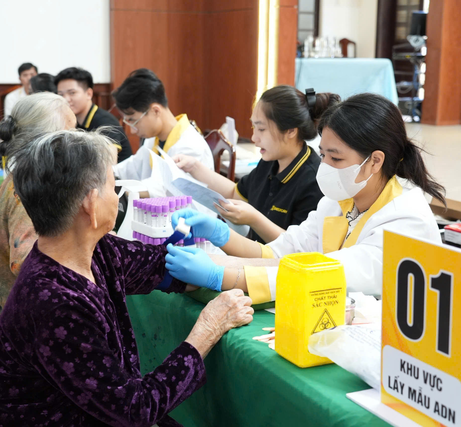 Tiếp nhận mẫu sinh phẩm ADN của thân nhân liệt sĩ ở 4 xã, phường