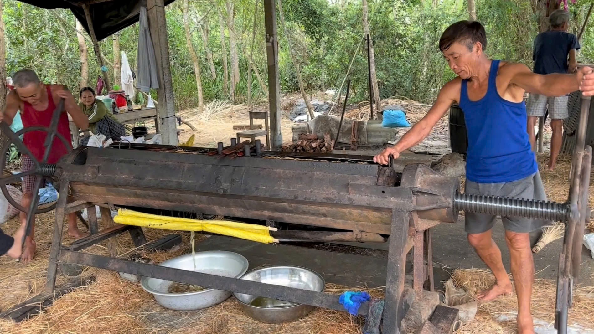 Giữ lửa bộng ép dầu thủ công