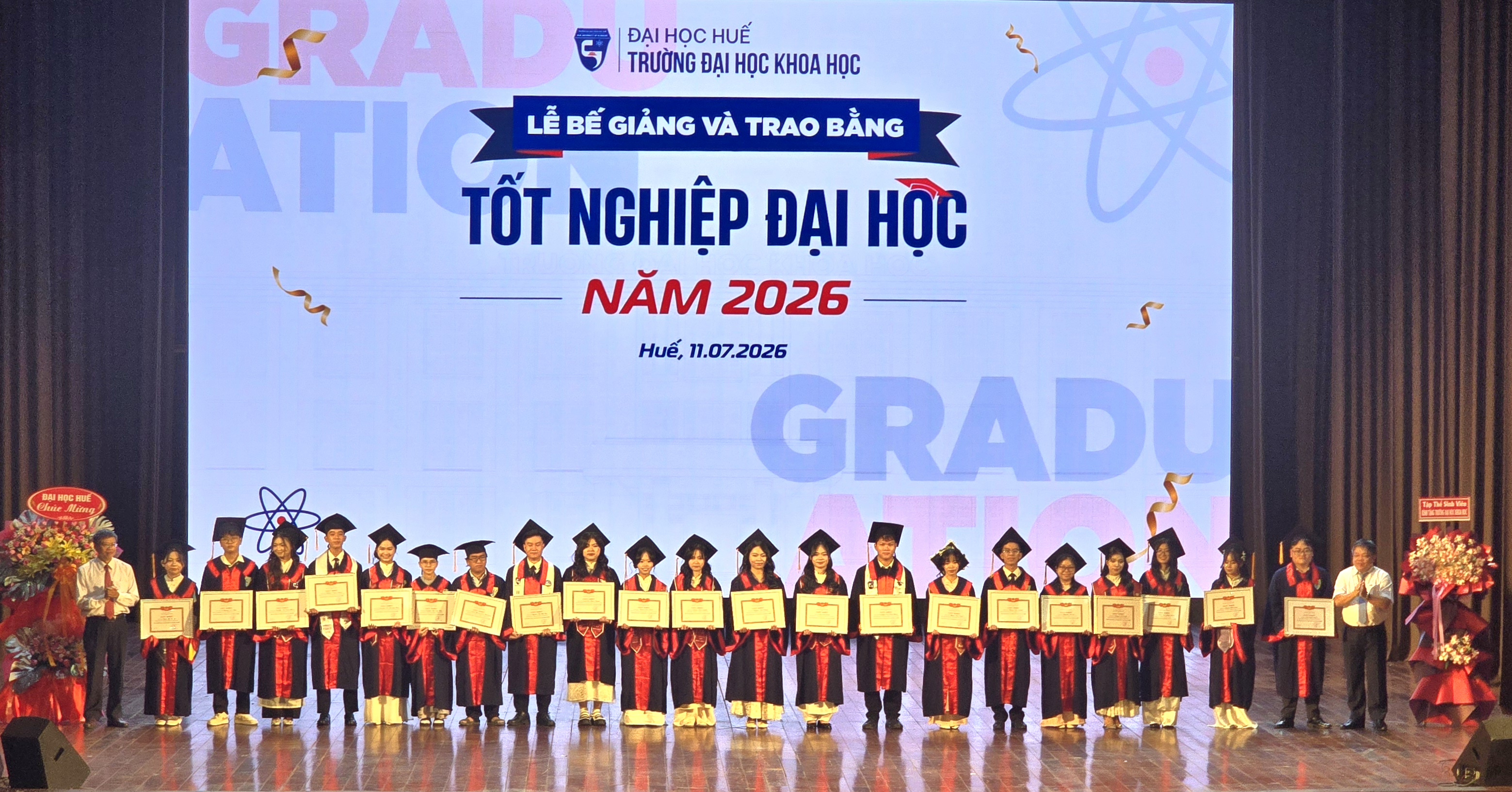 Trao bằng tốt nghiệp cho hơn 590 tân cử nhân, kỹ sư, kiến trúc sư
