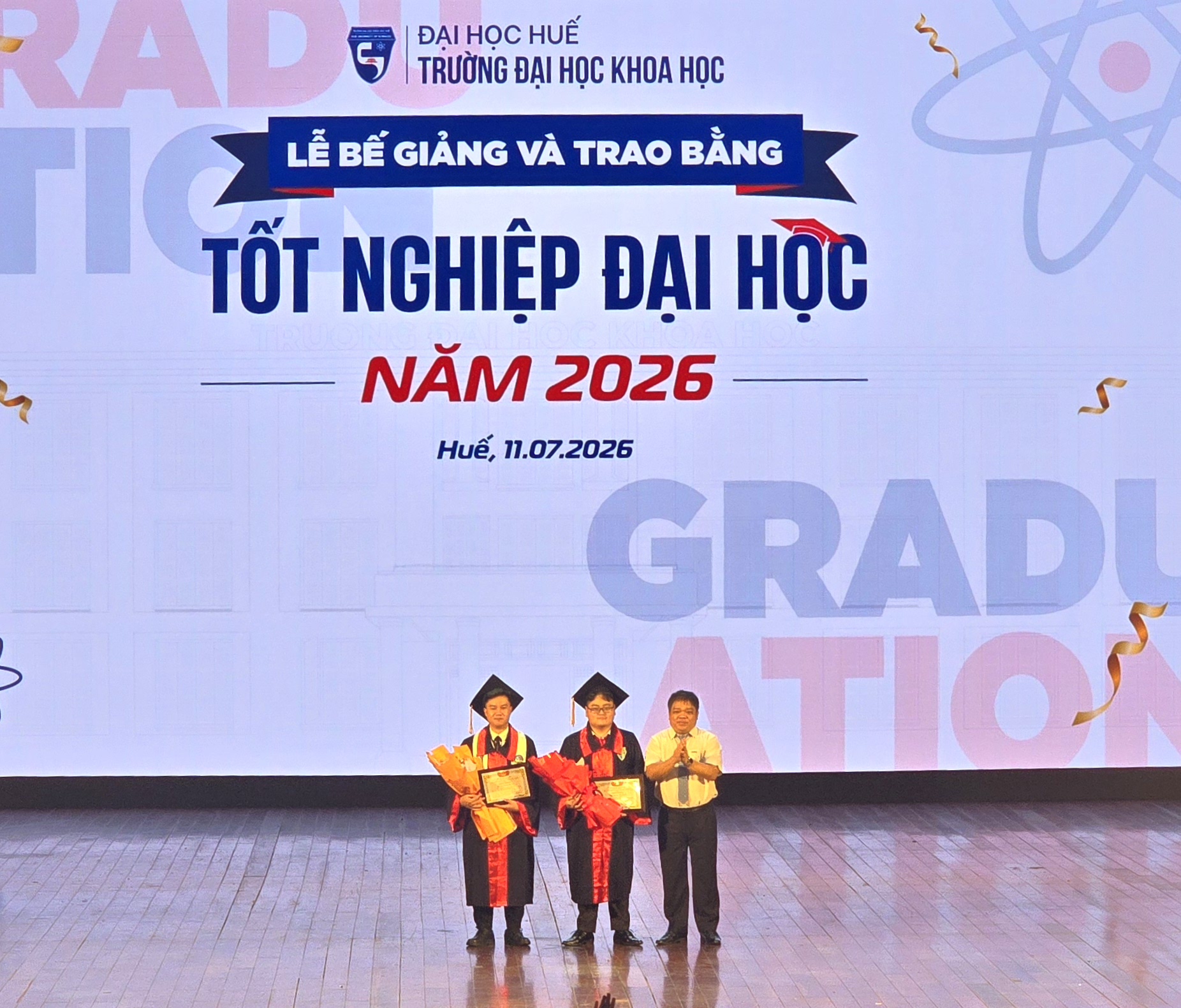 Trao bằng tốt nghiệp cho hơn 590 tân cử nhân, kỹ sư, kiến trúc sư