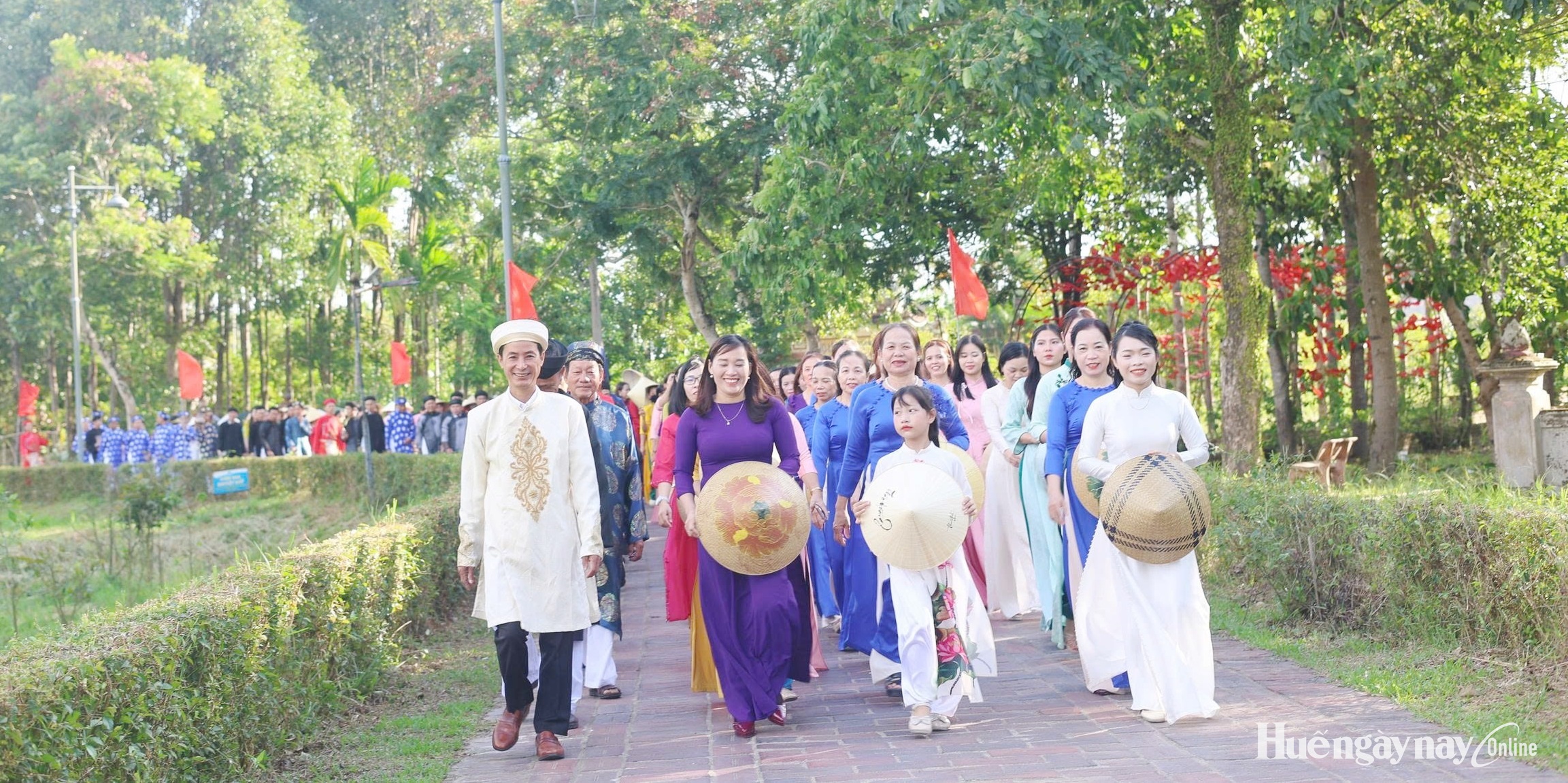 Tôn vinh áo dài trong không gian di sản làng cổ Phước Tích