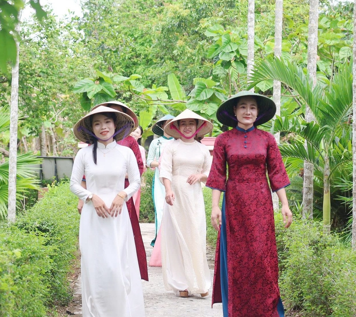 Tôn vinh áo dài trong không gian di sản làng cổ Phước Tích