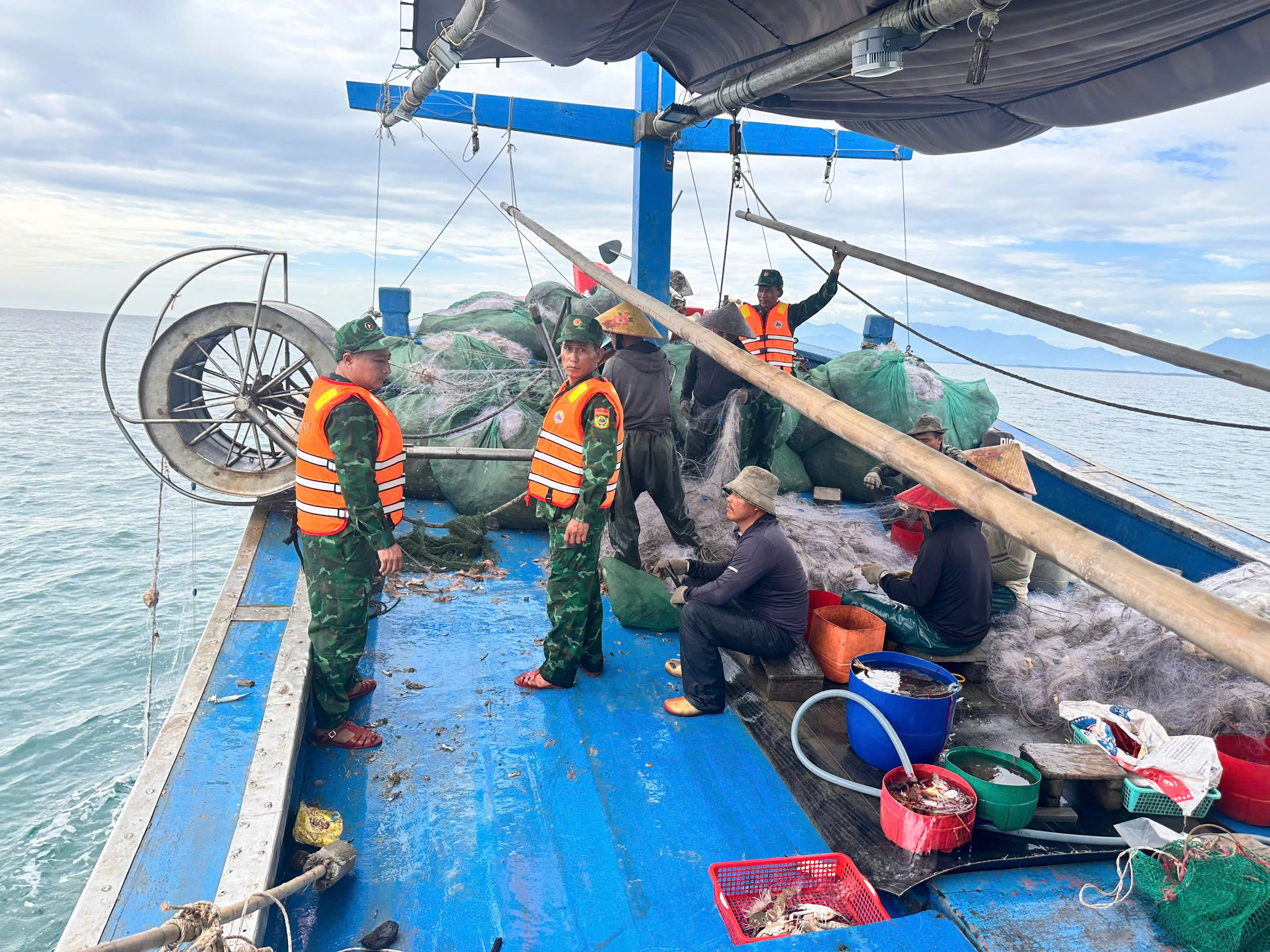 Bộ đội Biên phòng thành phố bắt giữ tàu cá vi phạm vùng khai thác