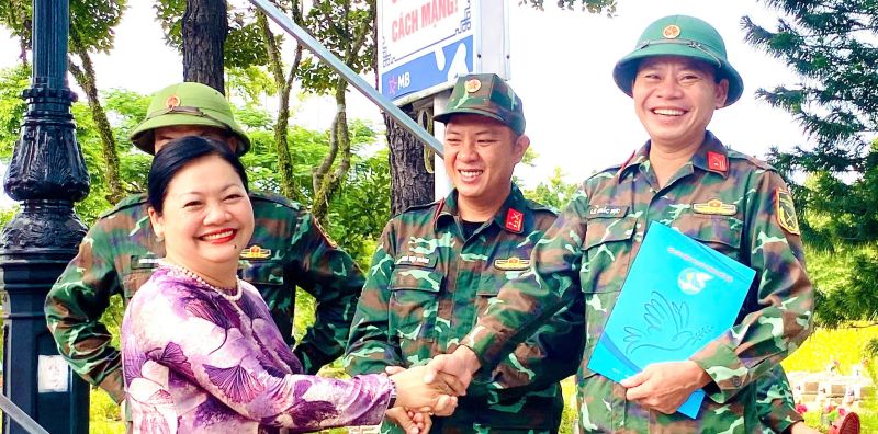Thăm lực lượng đang làm nhiệm vụ tại Nghĩa trang Liệt sĩ thành phố