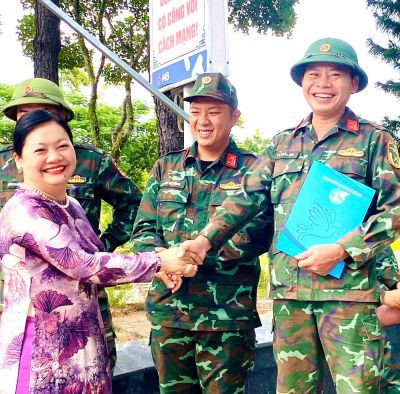 Thăm lực lượng đang làm nhiệm vụ tại Nghĩa trang Liệt sĩ thành phố