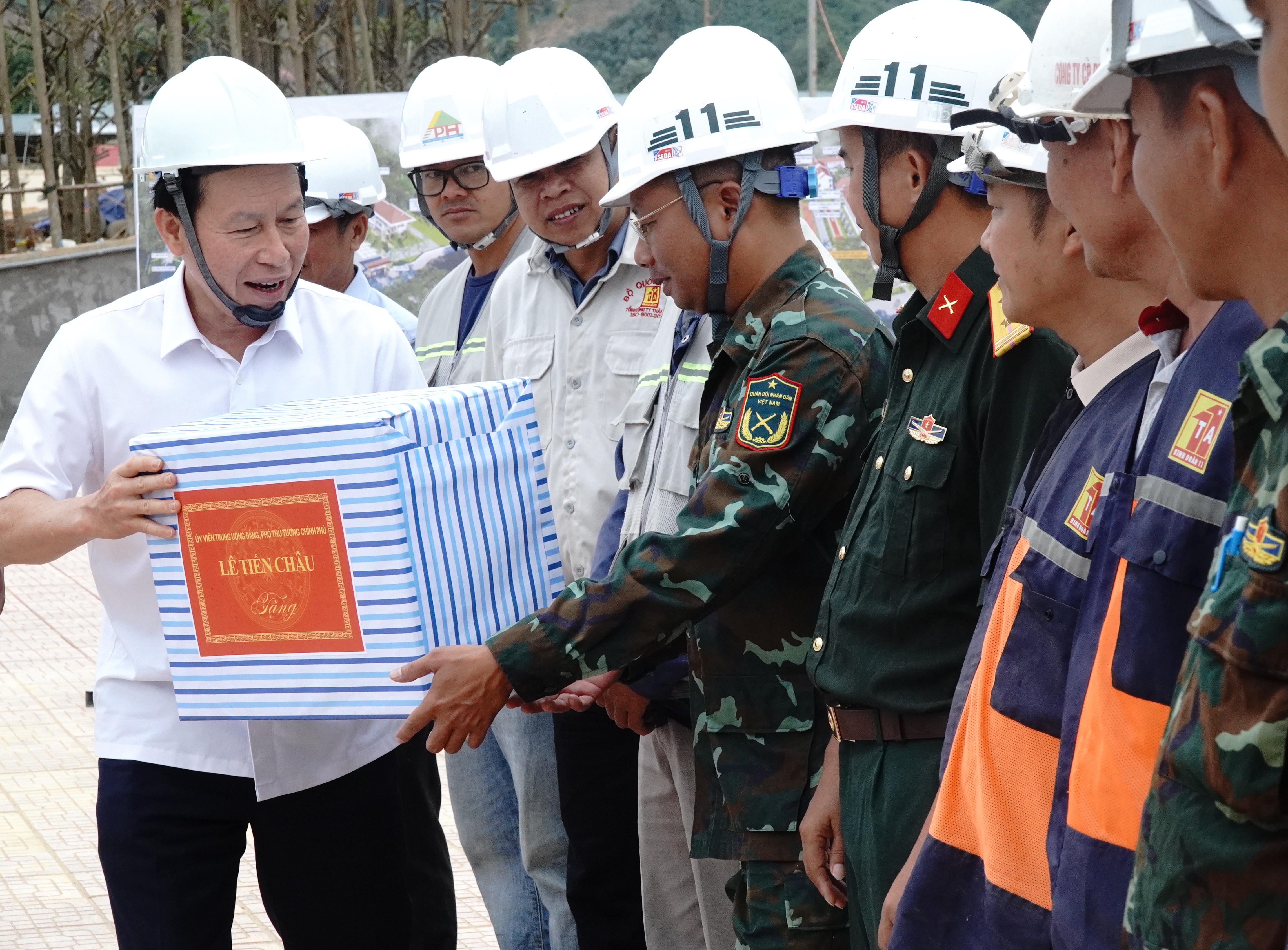 Hai dự án xây dựng trường nội trú ở A Lưới phải hoàn thành trước 30 8