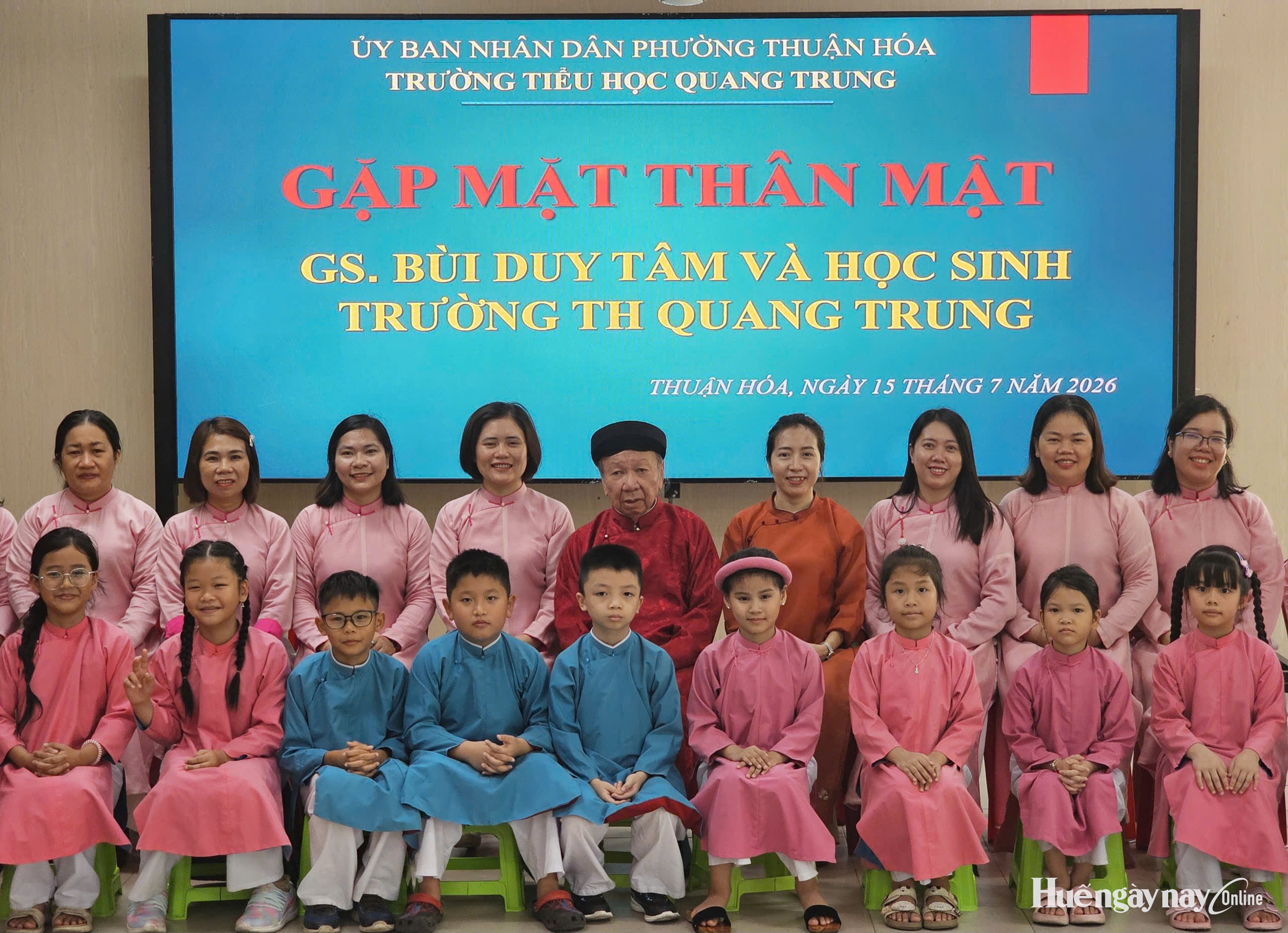 Giáo sư Bùi Duy Tâm gieo tình yêu áo dài vào trường học