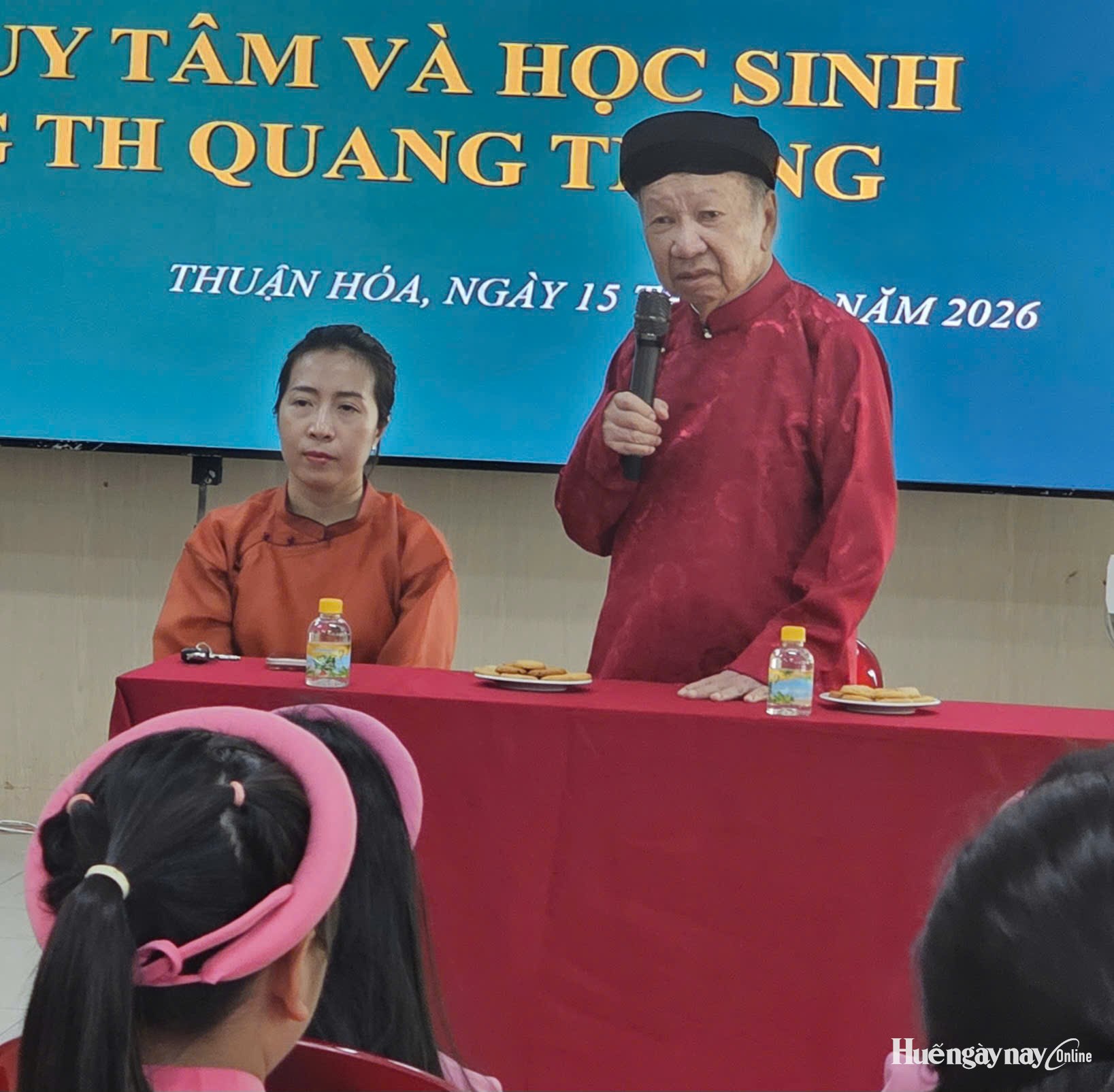 Giáo sư Bùi Duy Tâm gieo tình yêu áo dài vào trường học