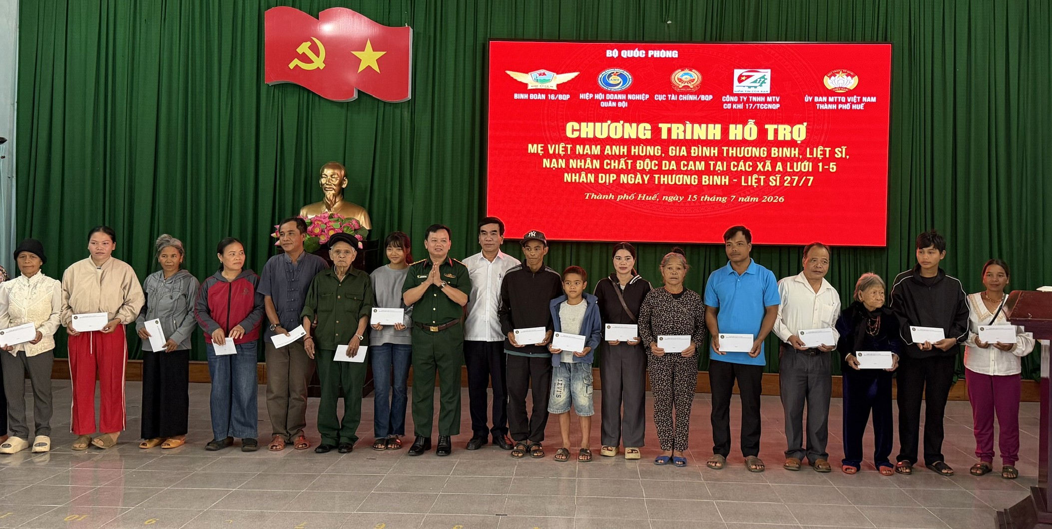 Thăm, tặng quà Mẹ Việt Nam Anh hùng nhân kỷ niệm 79 năm Ngày Thương binh - Liệt sĩ