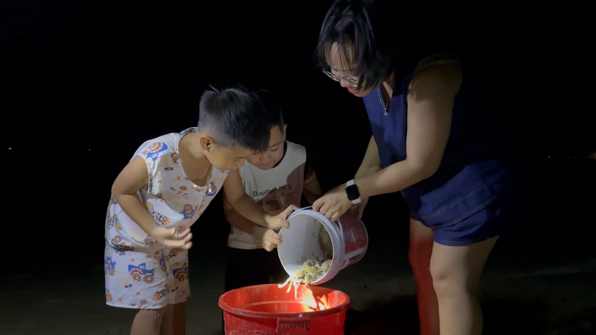 Về biển đêm chạy còng