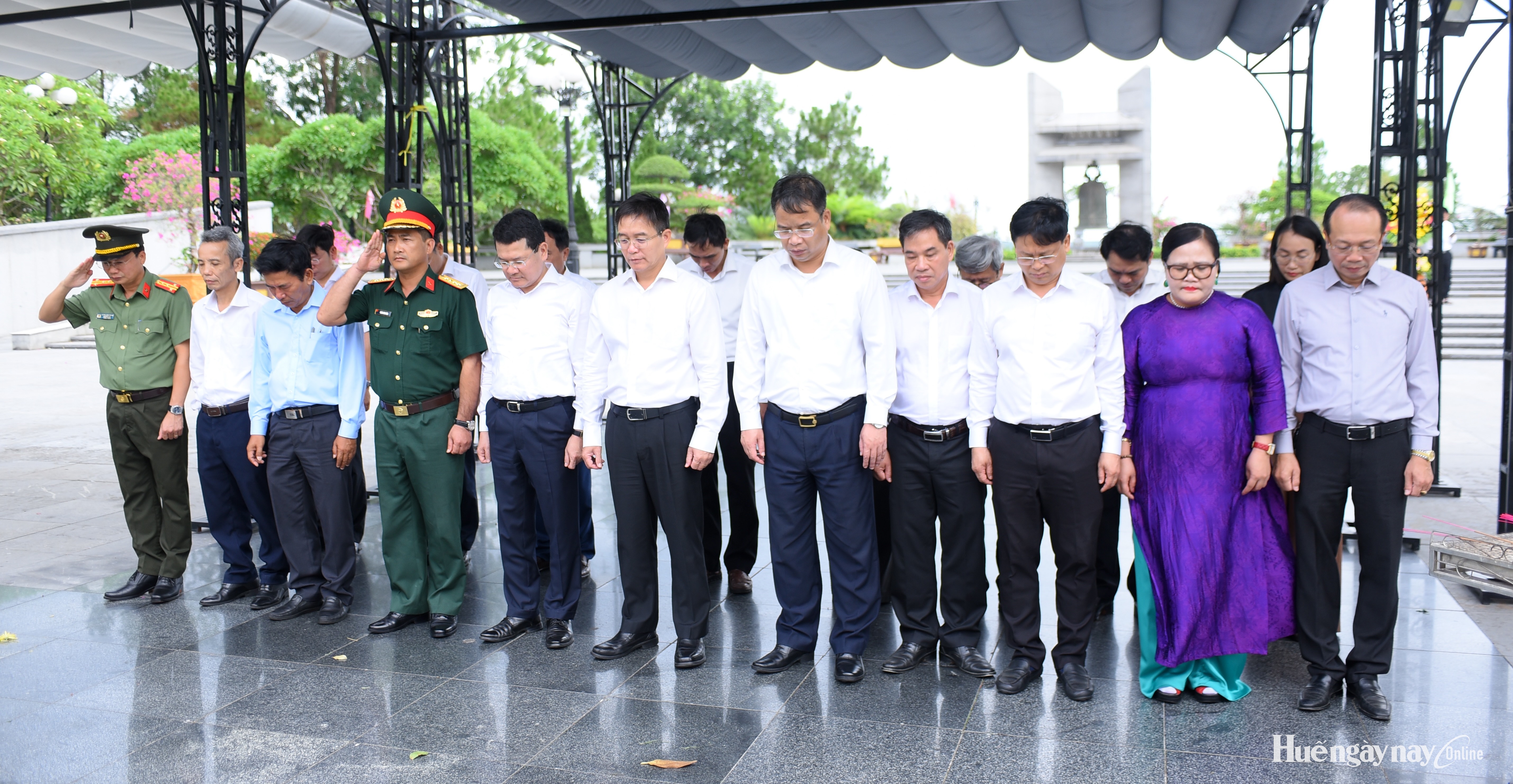 Đoàn công tác TP Huế dâng hương, tri ân các anh hùng liệt sĩ tại Nghĩa trang liệt sĩ Quốc gia Đường 9 và Nghĩa trang liệt sĩ Quốc gia Trường Sơn