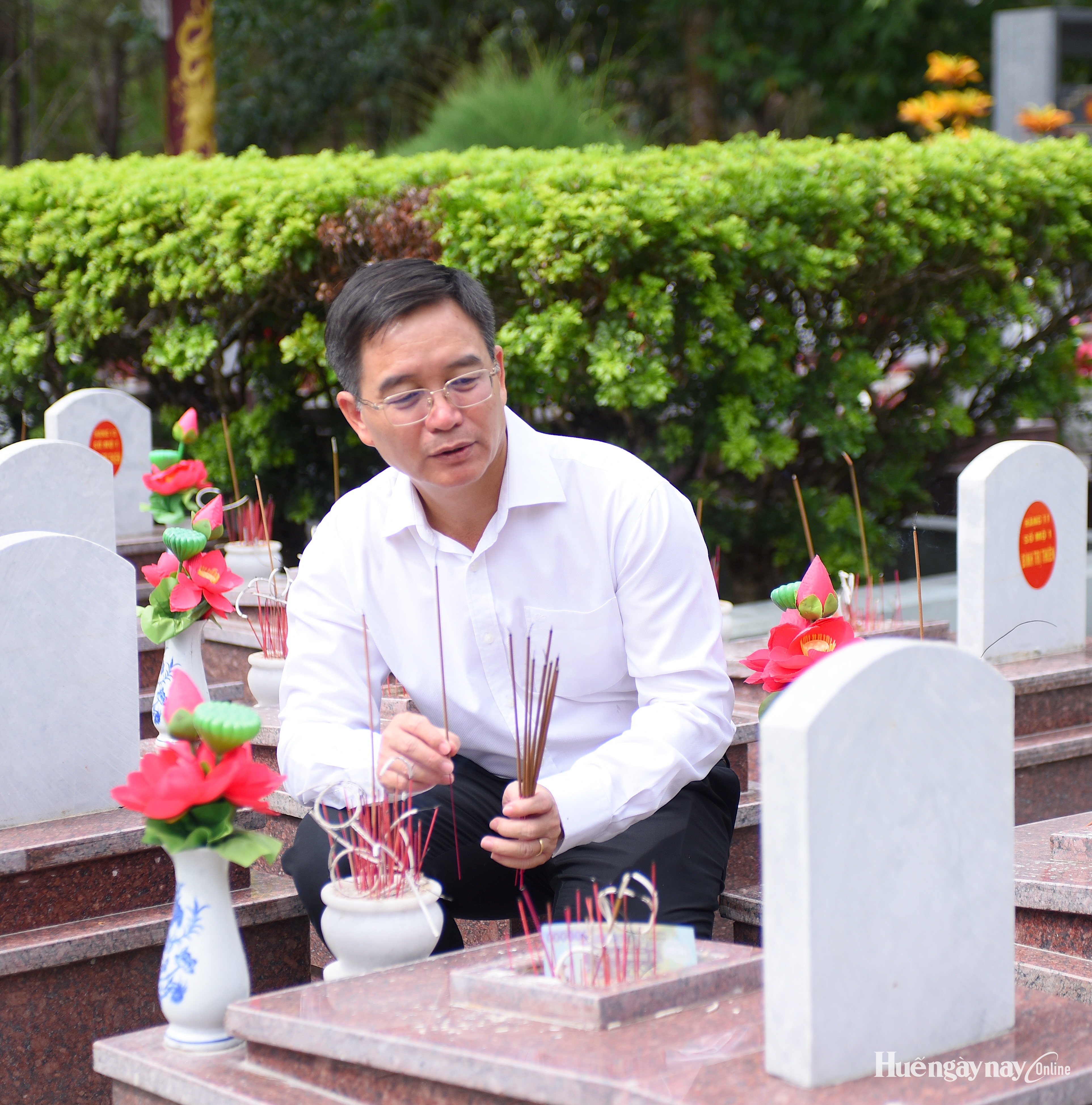 Đoàn công tác TP Huế dâng hương, tri ân các anh hùng liệt sĩ tại Nghĩa trang liệt sĩ Quốc gia Đường 9 và Nghĩa trang liệt sĩ Quốc gia Trường Sơn