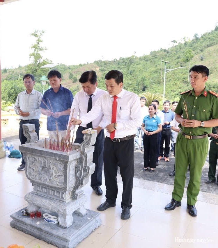 Dâng hương tưởng niệm tại Nghĩa trang liệt sĩ Tiểu khu 67 - Rào Trăng