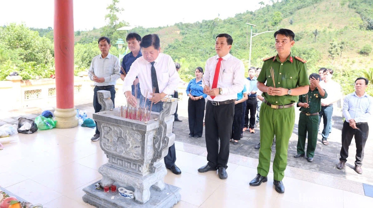 Dâng hương tưởng niệm tại Nghĩa trang liệt sĩ Tiểu khu 67 - Rào Trăng