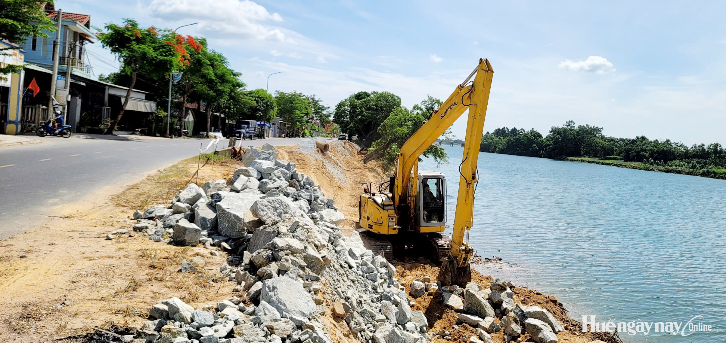 Tranh thủ thời tiết thuận lợi, đẩy nhanh tiến độ dự án kè chống sạt lở sông Bồ