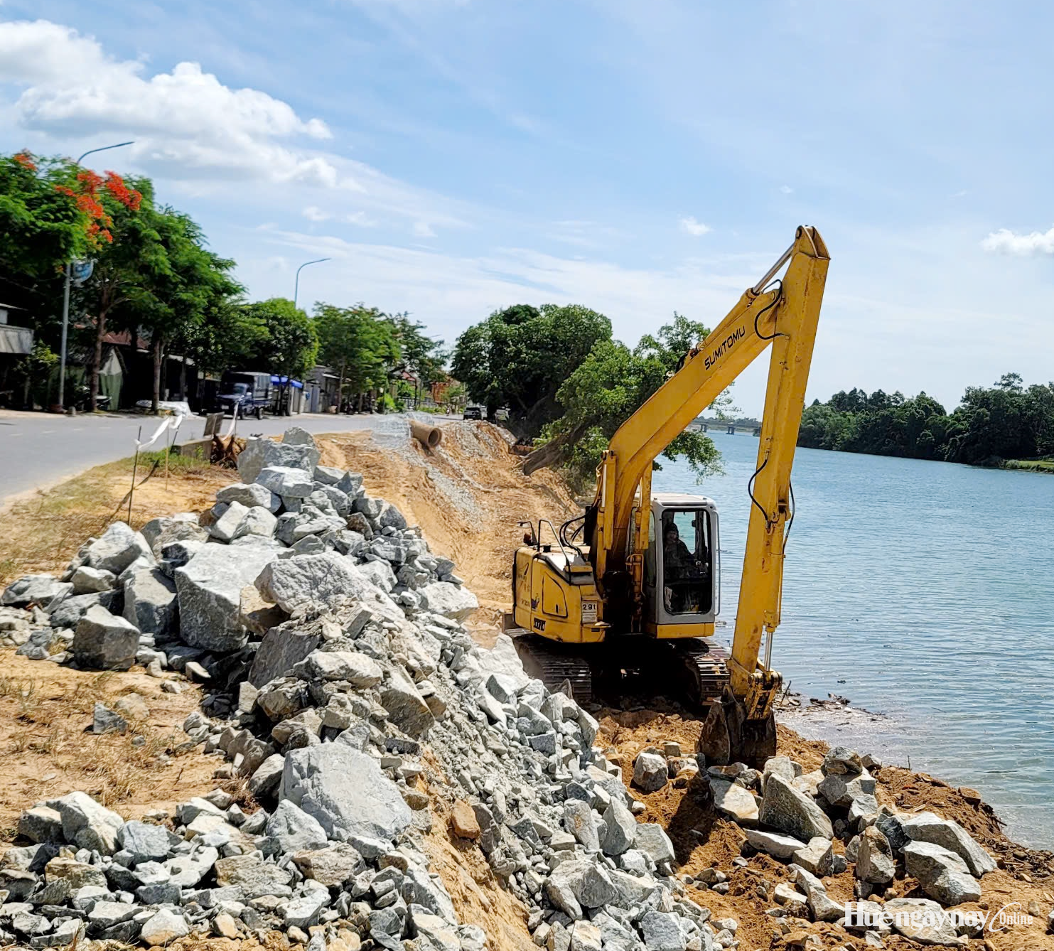 Tranh thủ thời tiết thuận lợi, đẩy nhanh tiến độ dự án kè chống sạt lở sông Bồ