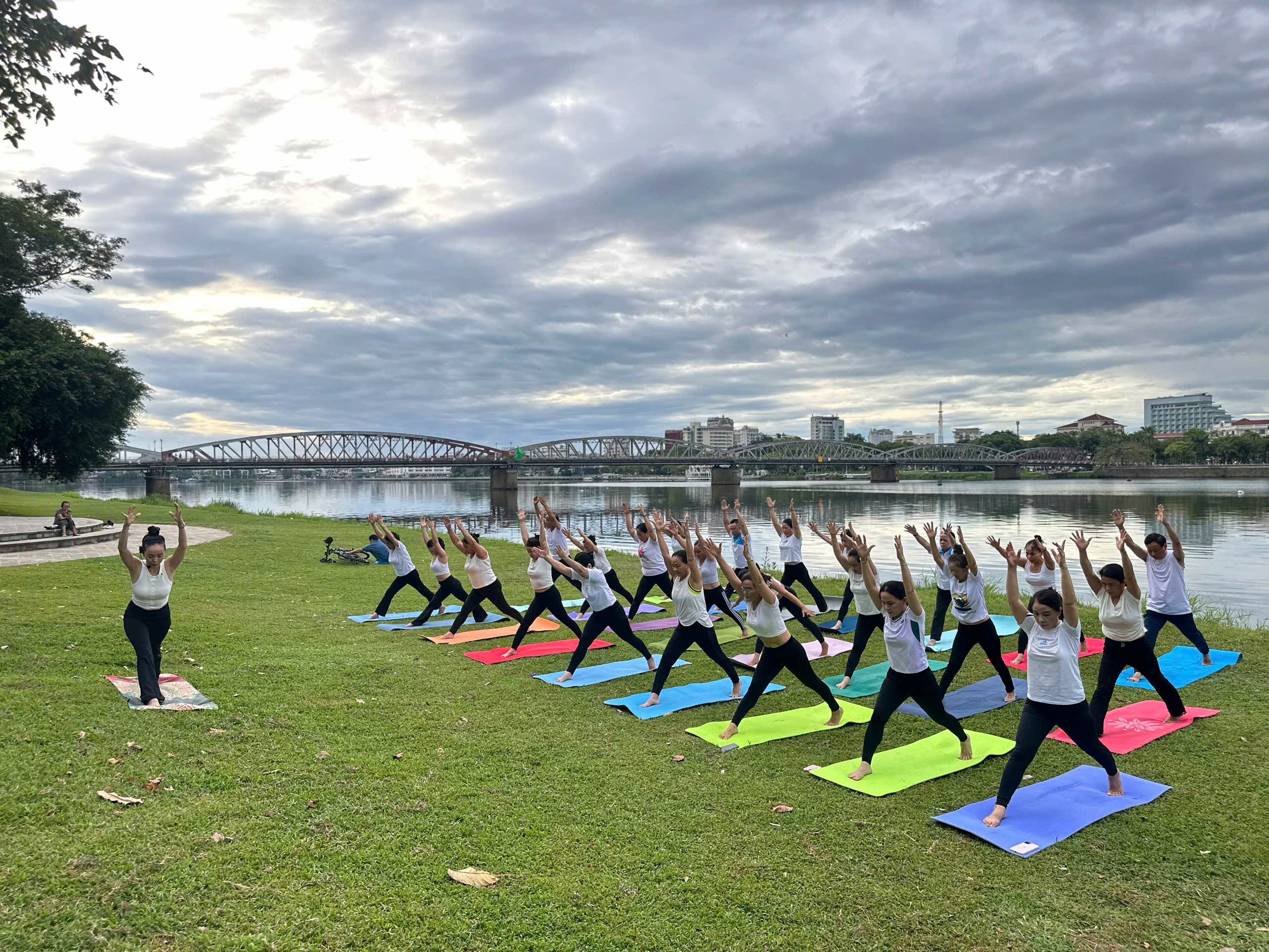Yoga bên sông Hương