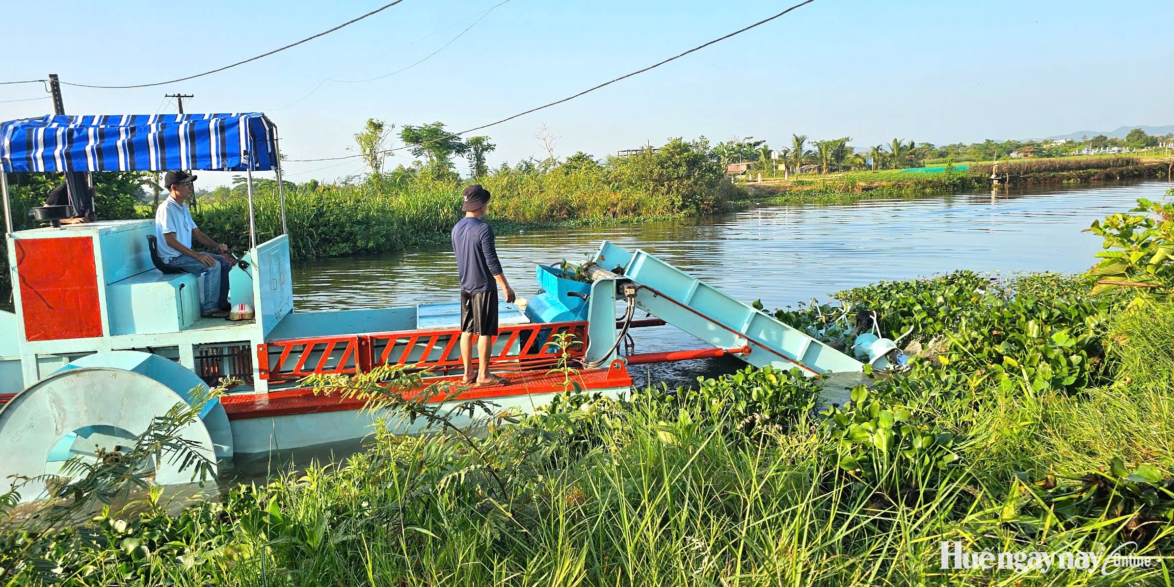 Hóa Châu vận hành máy cắt bèo, hướng đến nông nghiệp xanh