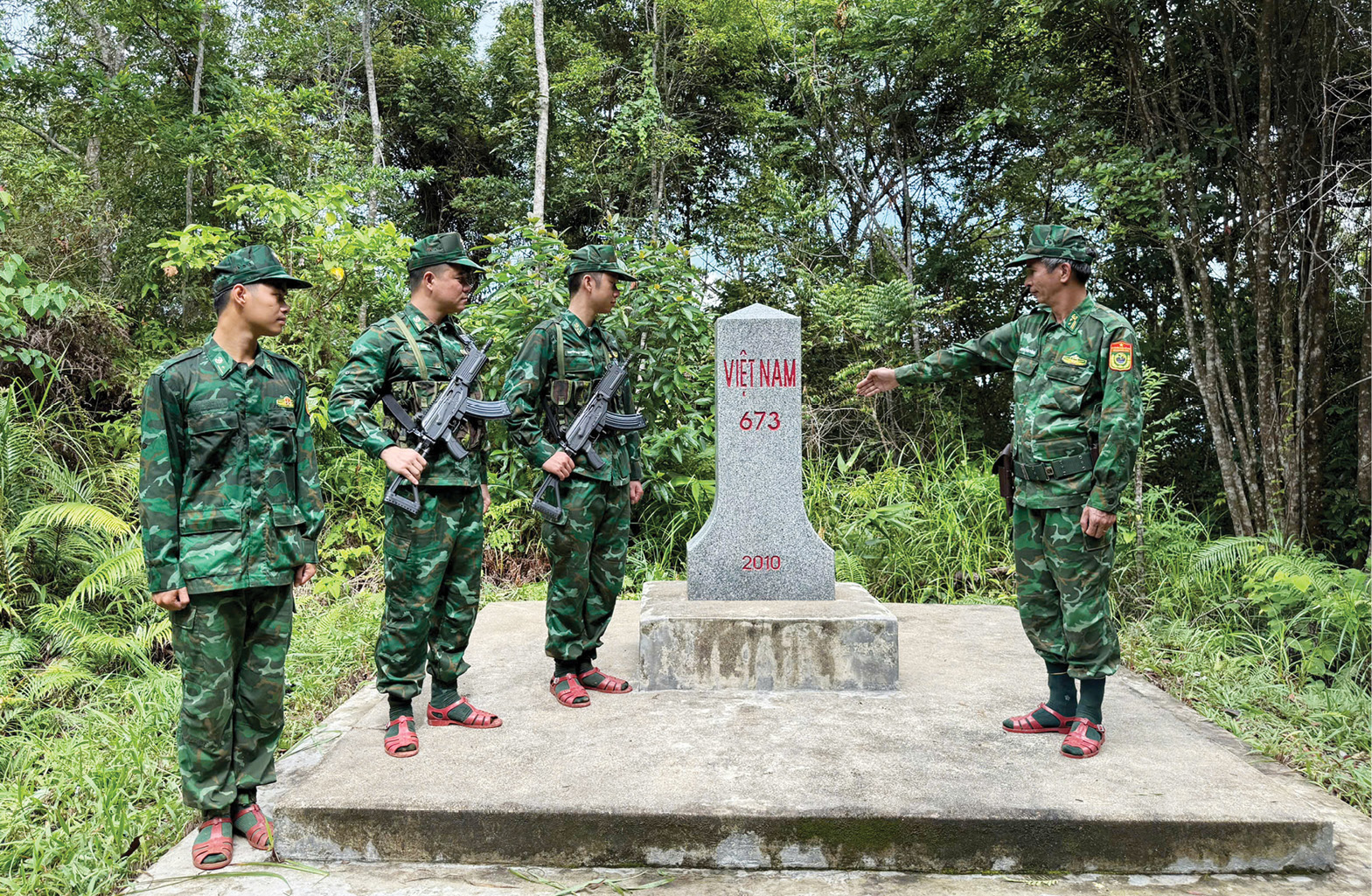 Những bước chân lặng thầm trên biên giới