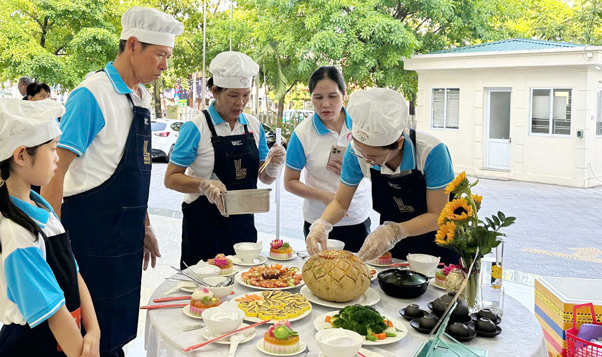 Về nhà ăn cơm