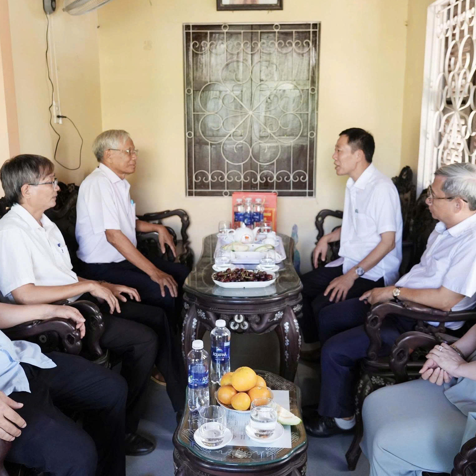 Lãnh đạo thành phố thăm người có công và động viên lực lượng quy tập hài cốt liệt sĩ