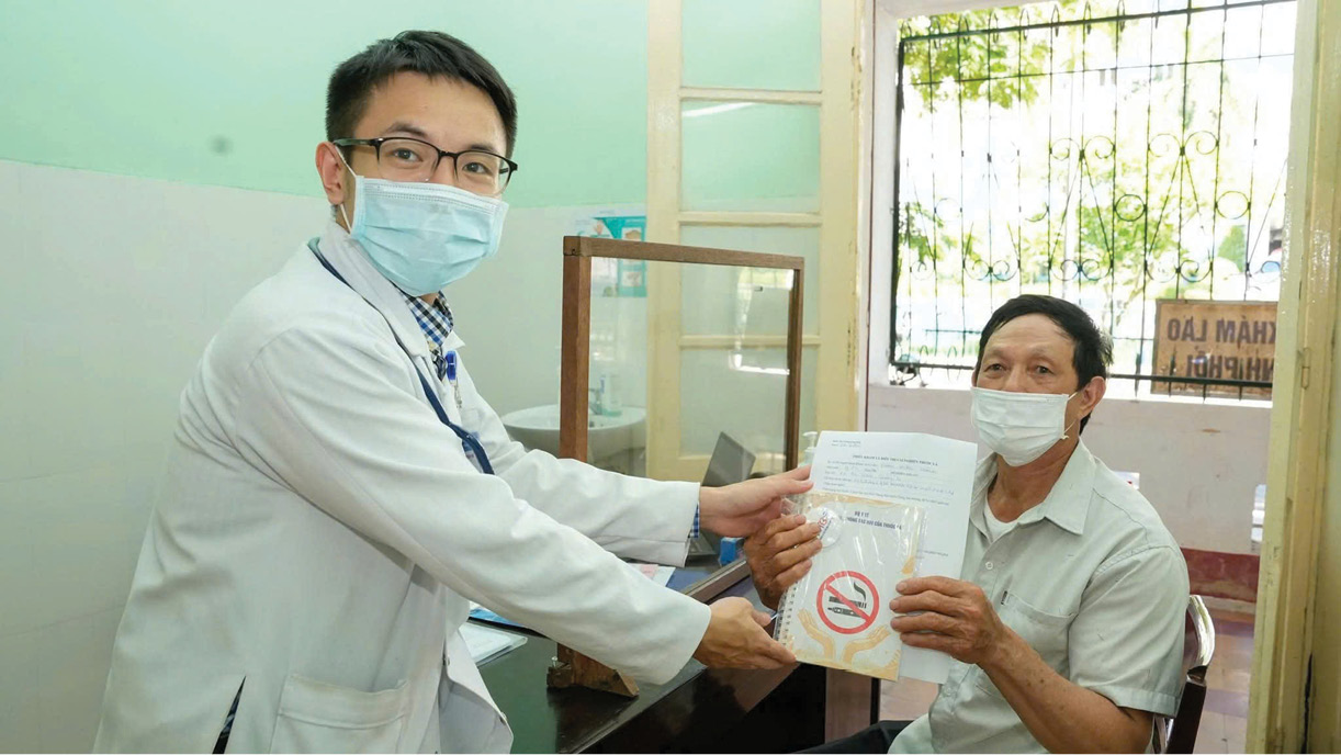 Thêm chế tài để giảm khói thuốc nơi công cộng