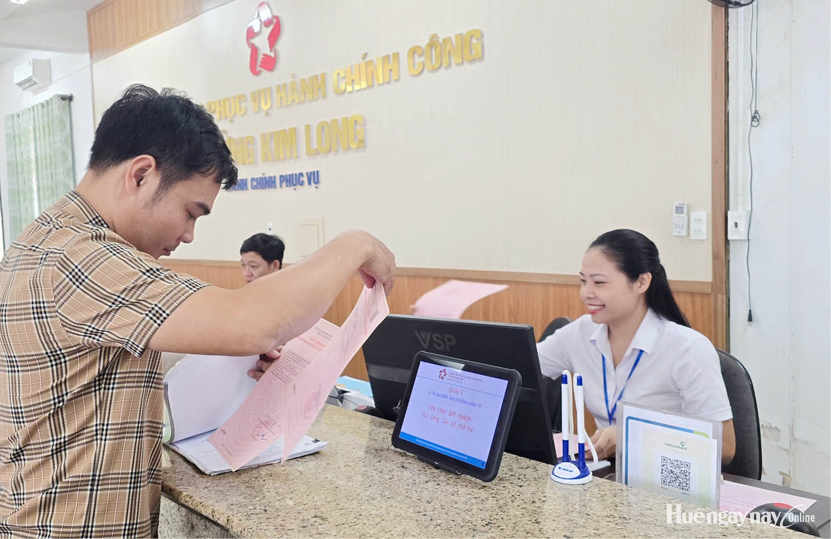 Người dân vẫn khổ vì cả chục yêu cầu xác nhận ngoài danh mục