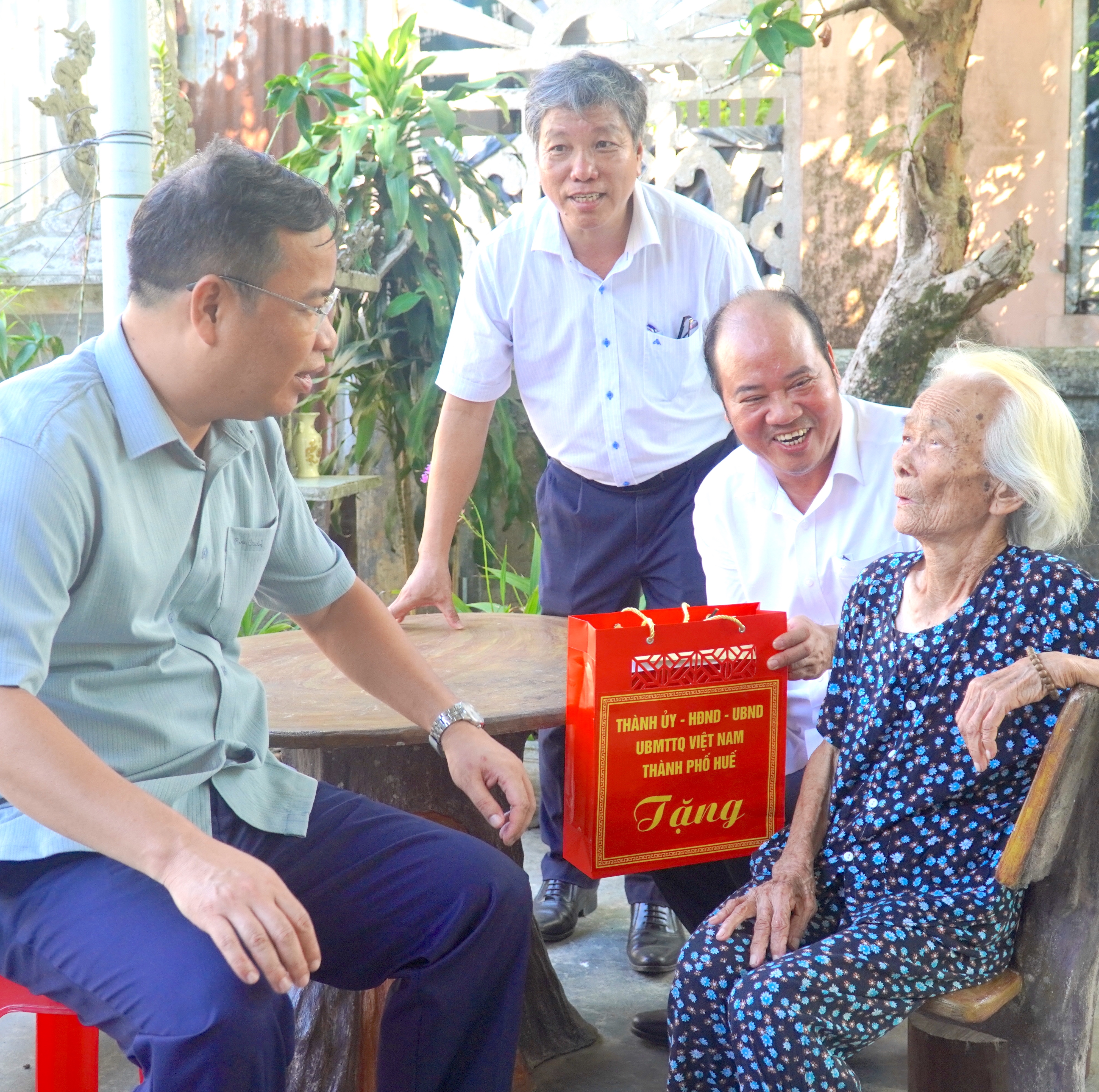 Phó Bí thư Thường trực Thành ủy, Chủ tịch HĐND thành phố Phạm Đức Tiến thăm, tặng quà người có công