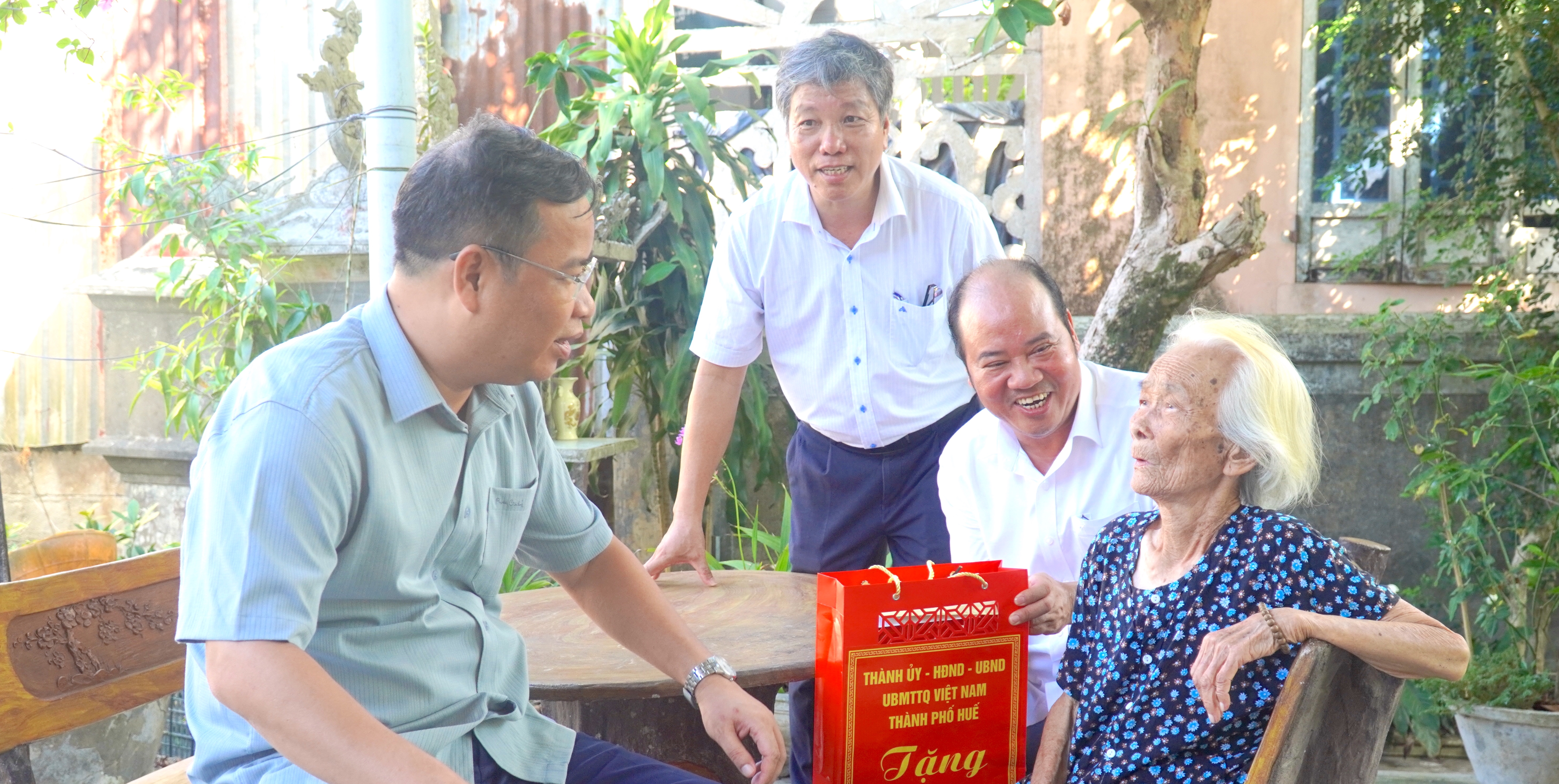 Phó Bí thư Thường trực Thành ủy, Chủ tịch HĐND thành phố Phạm Đức Tiến thăm, tặng quà người có công