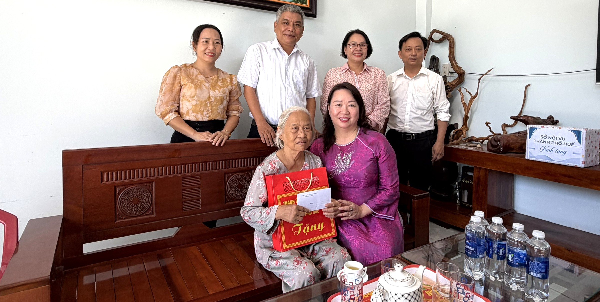 Thăm và tặng quà gia đình người có công với cách mạng tiêu biểu