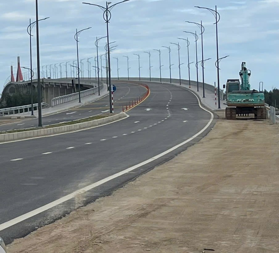 Phân luồng ô tô qua Quốc lộ 49B để thi công thảm bê tông nhựa mặt đường