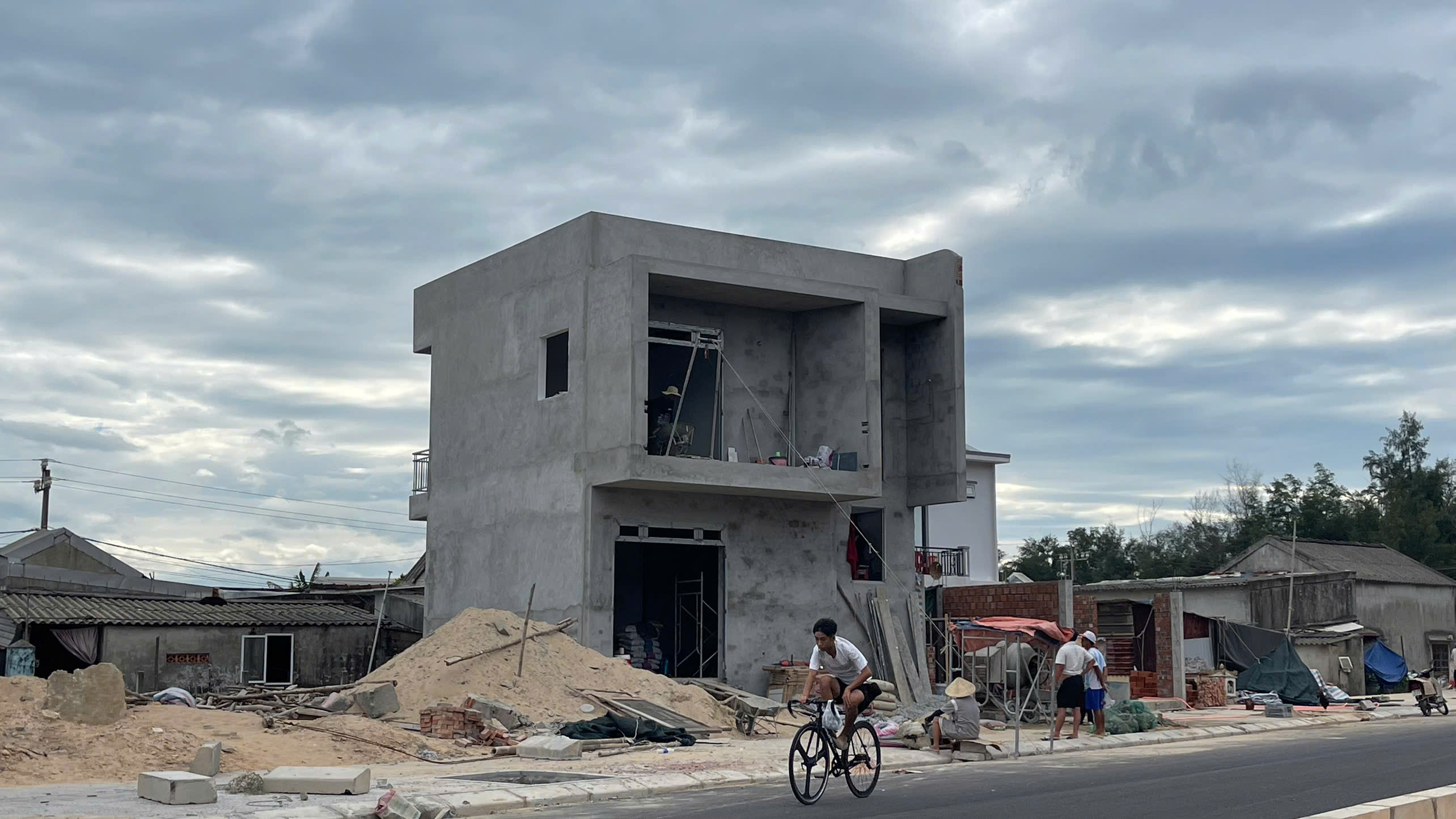 Phân luồng ô tô qua Quốc lộ 49B để thi công thảm bê tông nhựa mặt đường