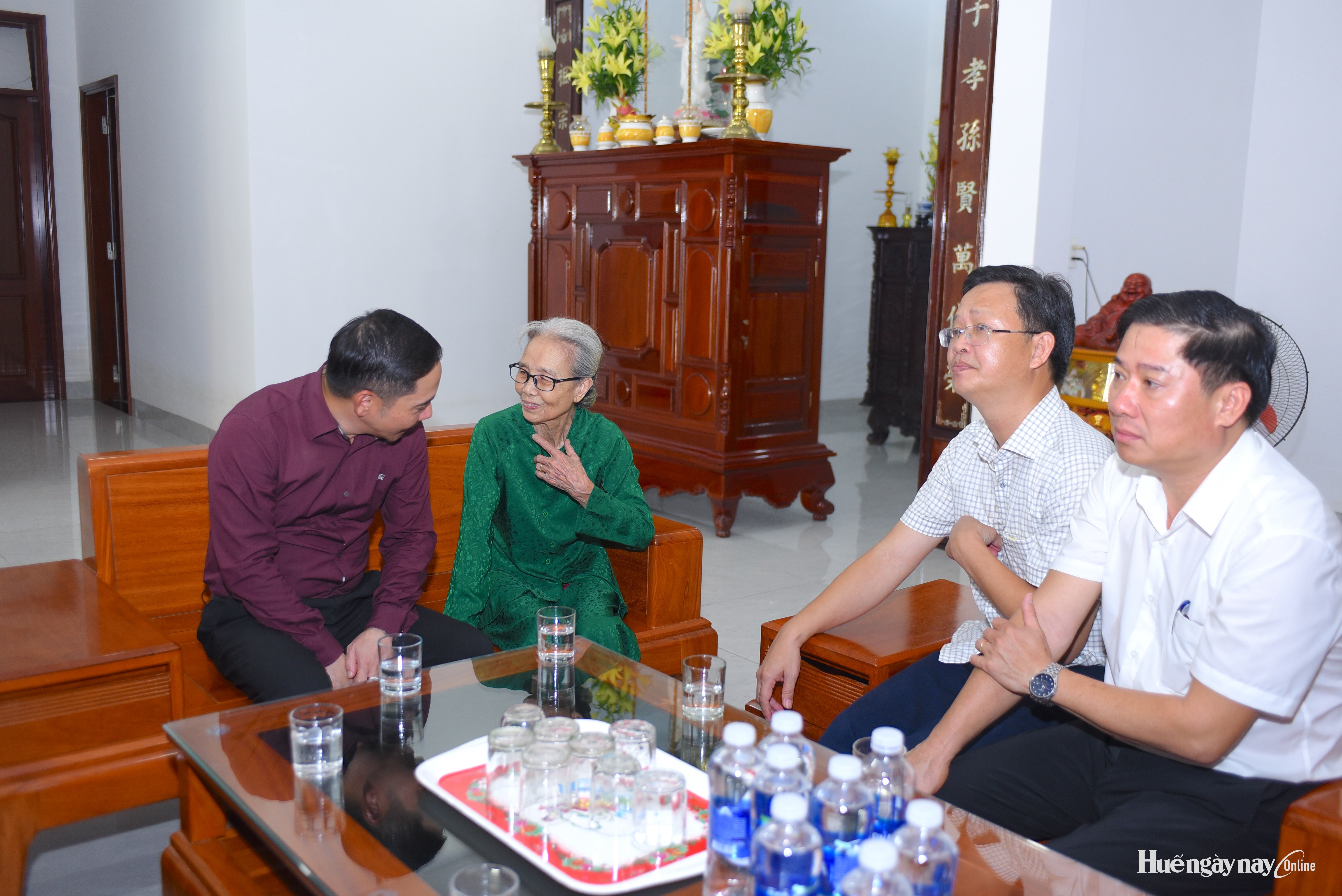 Lãnh đạo Trung ương và TP Huế thăm, tặng quà gia đình chính sách