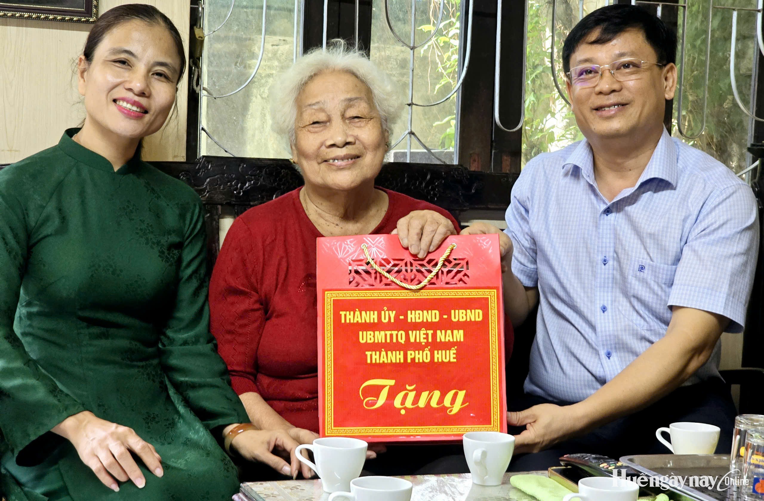 Lãnh đạo thành phố thăm gia đình chính sách phường Thuận Hóa và Phong Thái