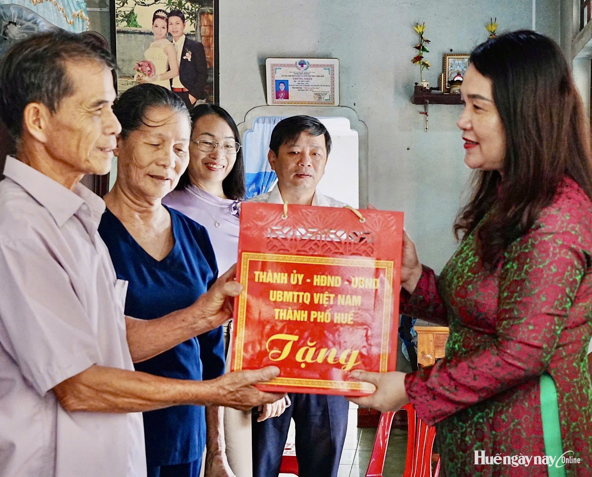 Lãnh đạo thành phố thăm gia đình chính sách phường Thuận Hóa và Phong Thái