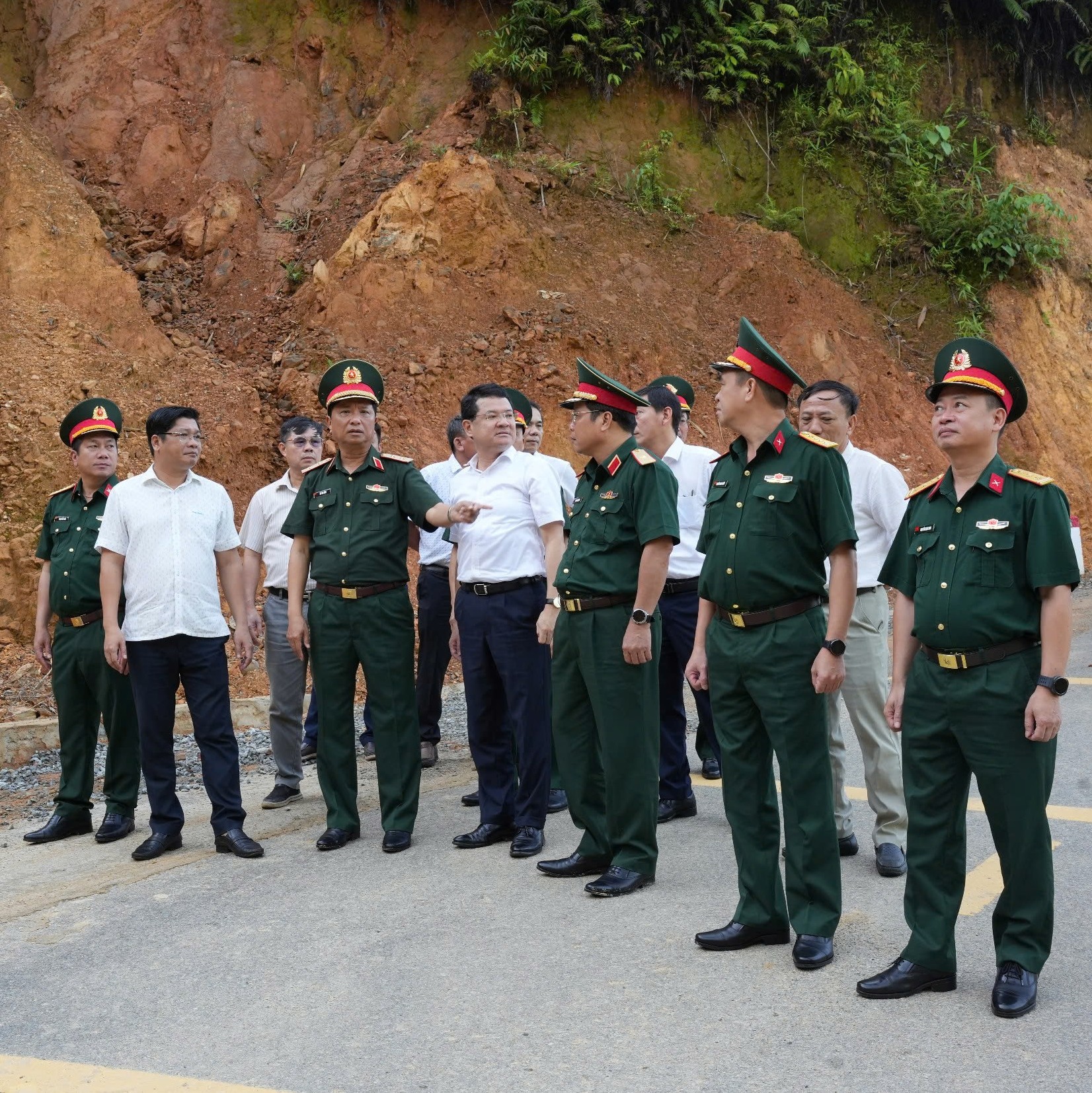 Thắt chặt quốc phòng, thúc đẩy kinh tế vùng cao phía tây thành phố