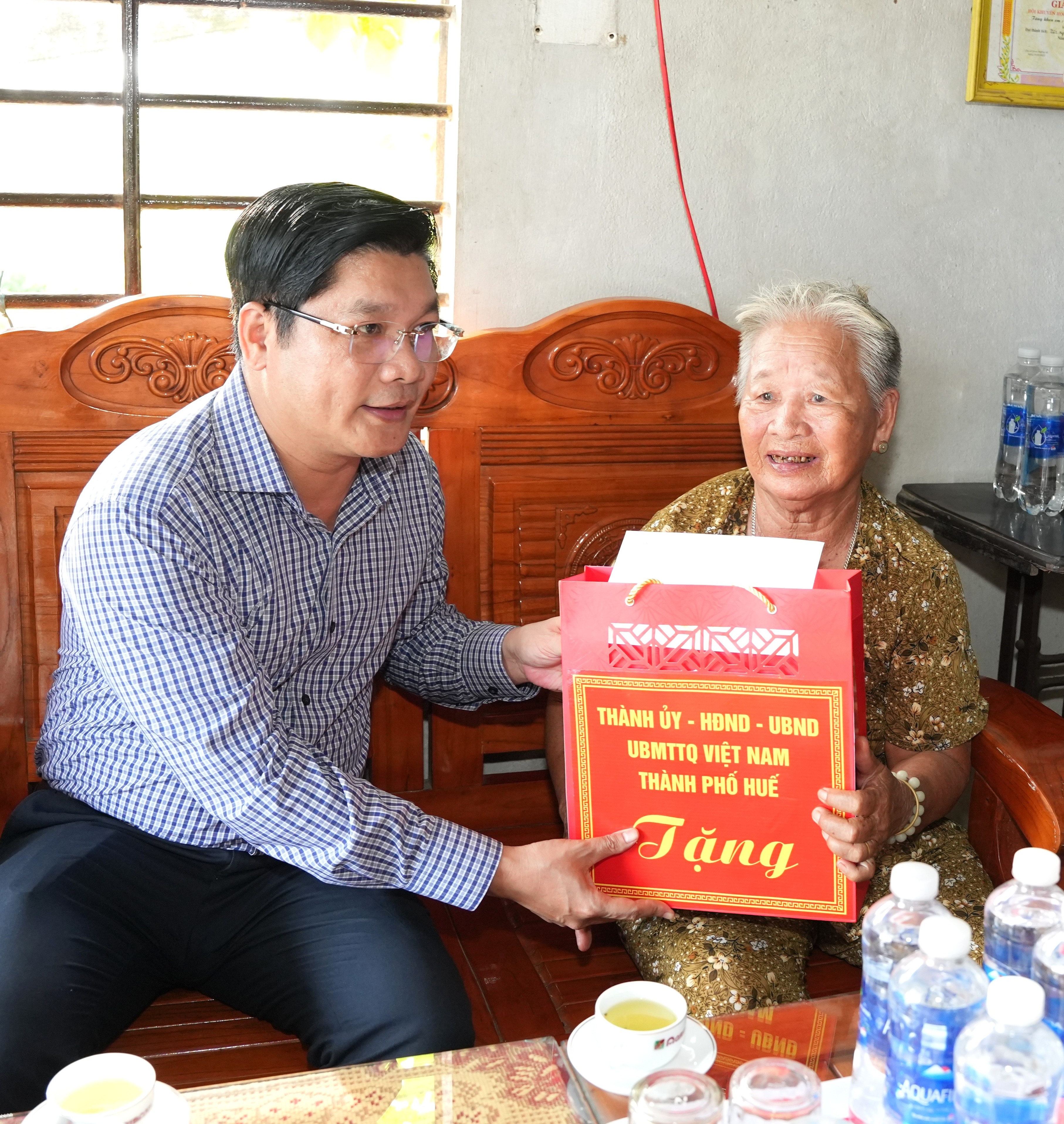 Đồng chí Nguyễn Chí Tài thăm các gia đình chính sách và dâng hương tại Nhà bia ghi danh liệt sĩ phường Dương Nỗ